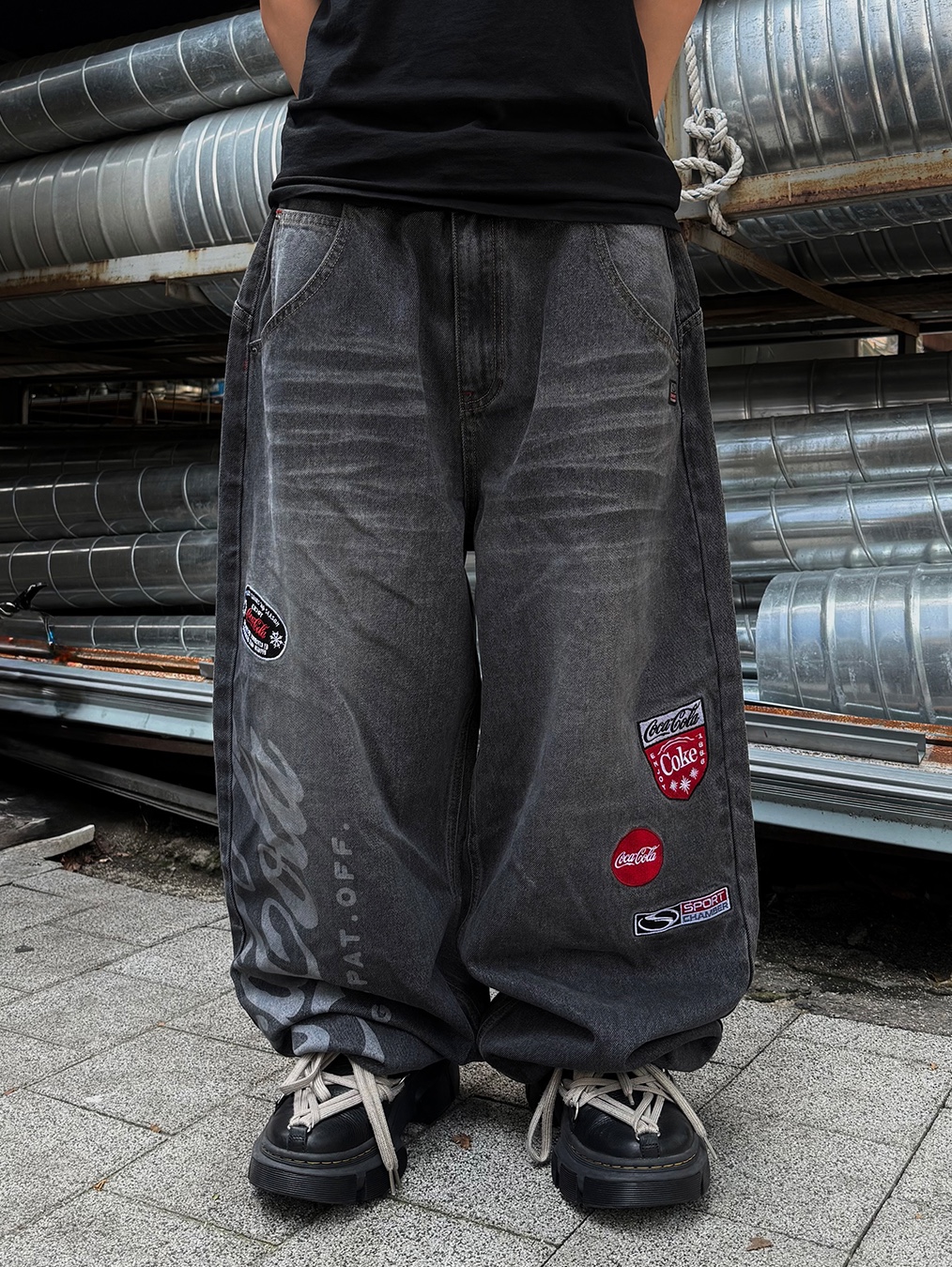 SPORT CHAMBER x Coca-Cola Balloon Denim Pants Blue, Dr. Martens x Rick Owens 1460 DMXL Megalace Black 착용 스타일 - 1