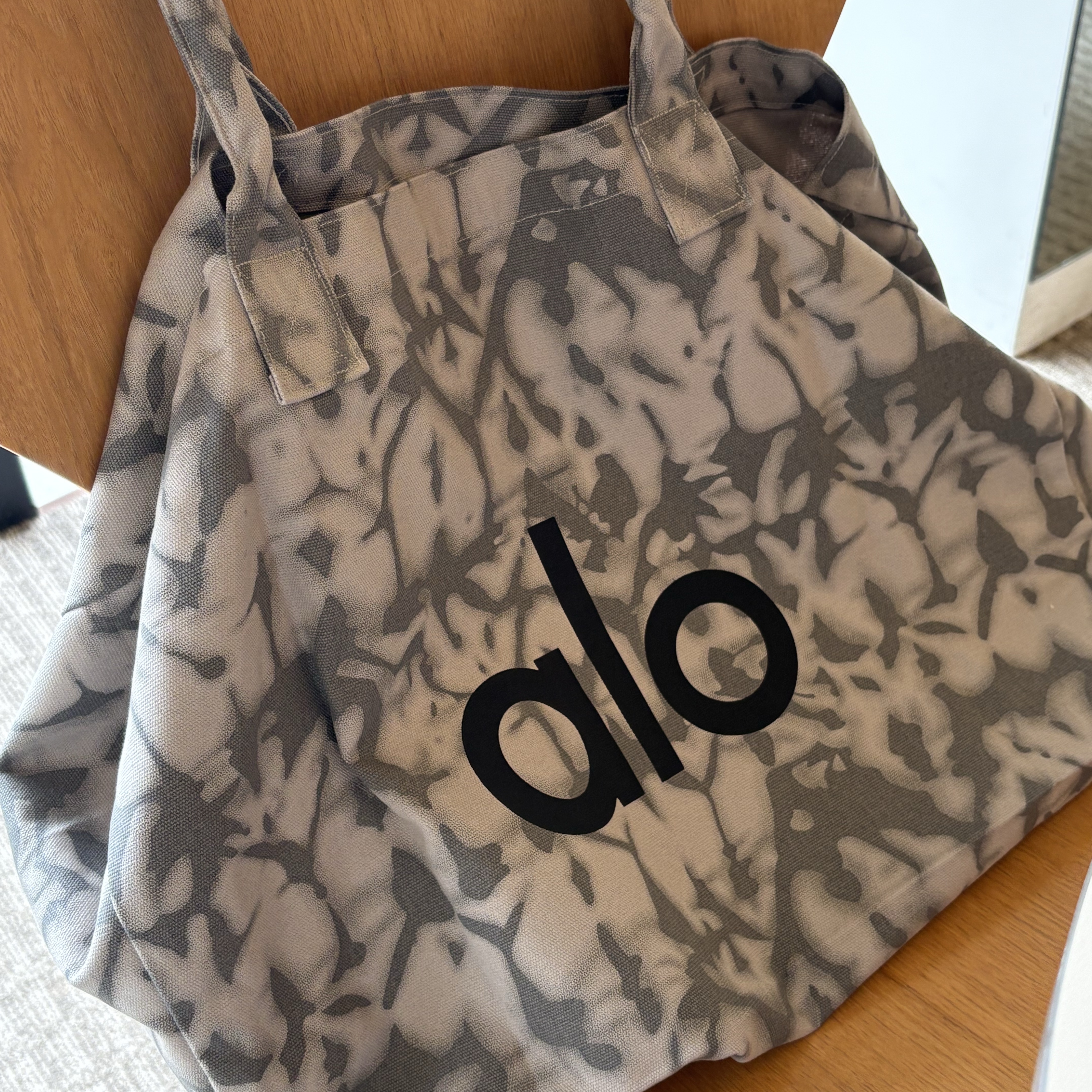 Alo Yoga Iconic Shopper Tote Bag Grey Tiedye 착용 스타일