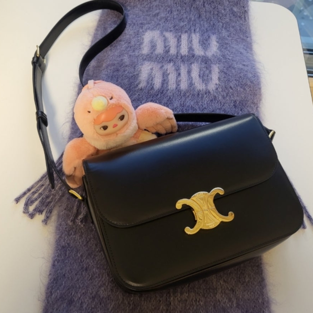 Celine Classique Triomphe Bag in Shiny Calfskin Black 착용 스타일