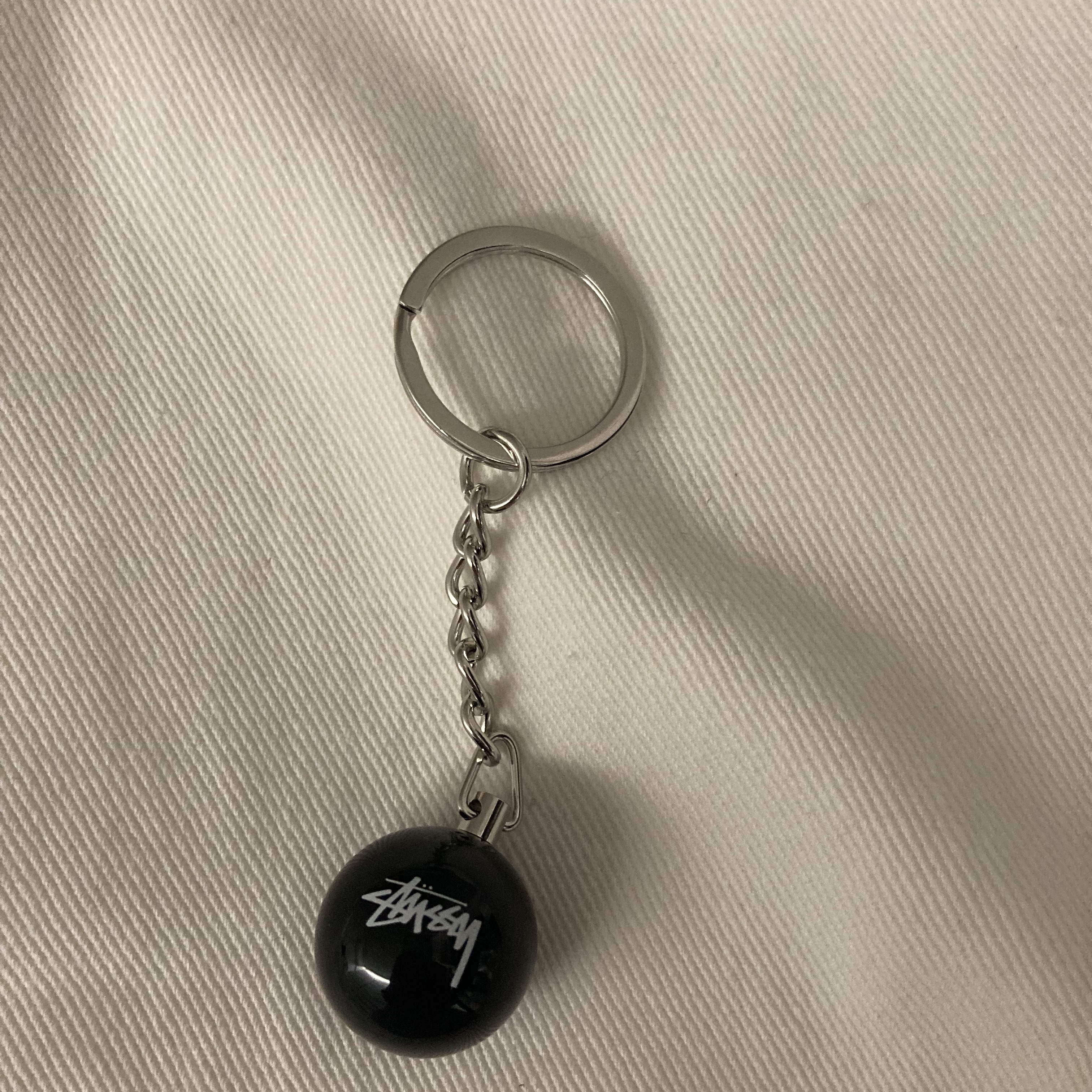 Stussy 8 Ball Keychain Black 착용 스타일