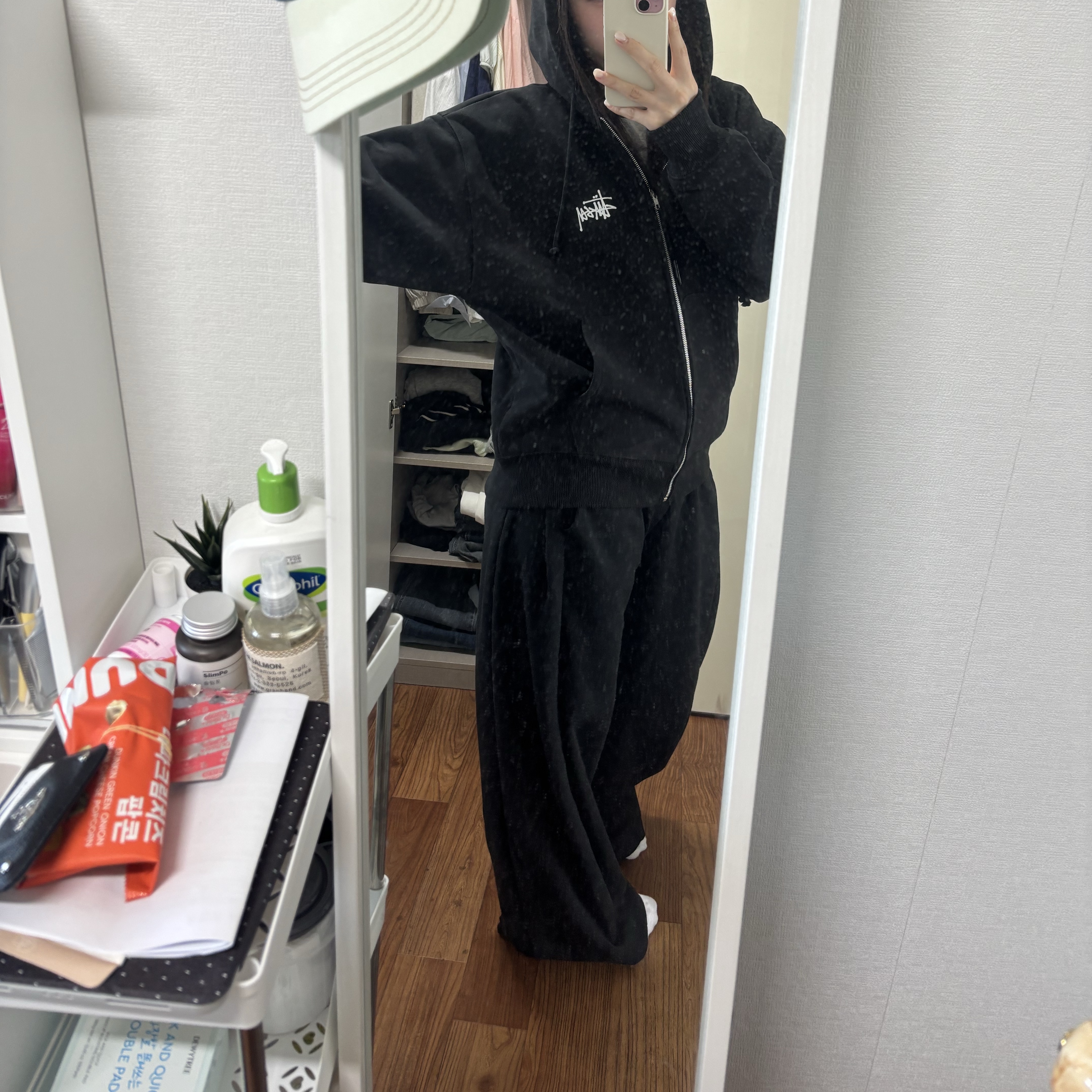 Stussy Basic Zip Hoodie Black 착용 스타일 - 1
