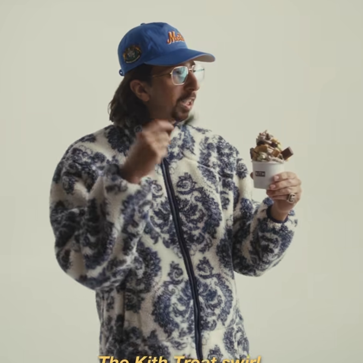 Kith Damask Floral Sherpa Harper Jacket Sandrift 착용 스타일 - 2