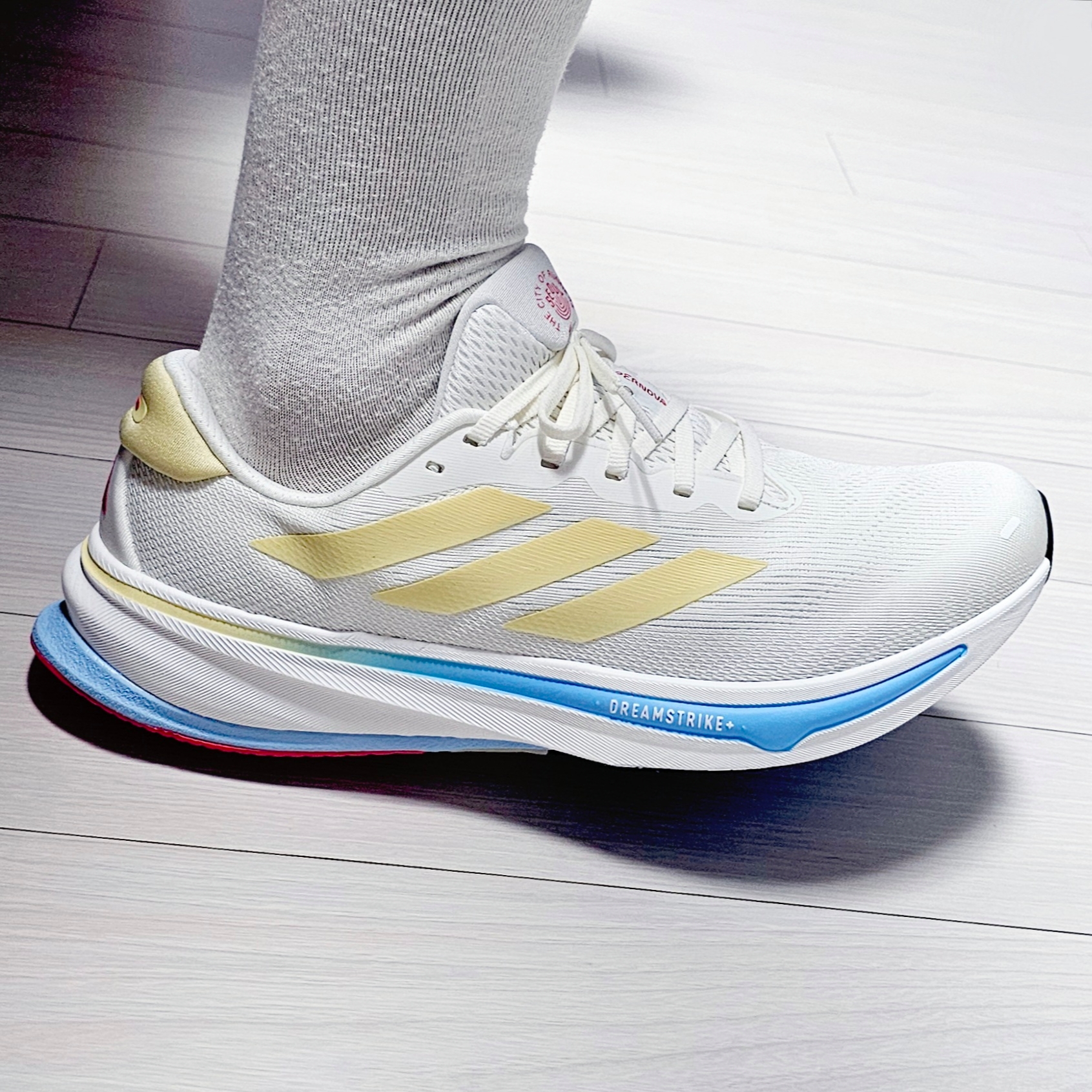 Adidas Supernova Rise 2 Off White Orange Tint 착용 스타일