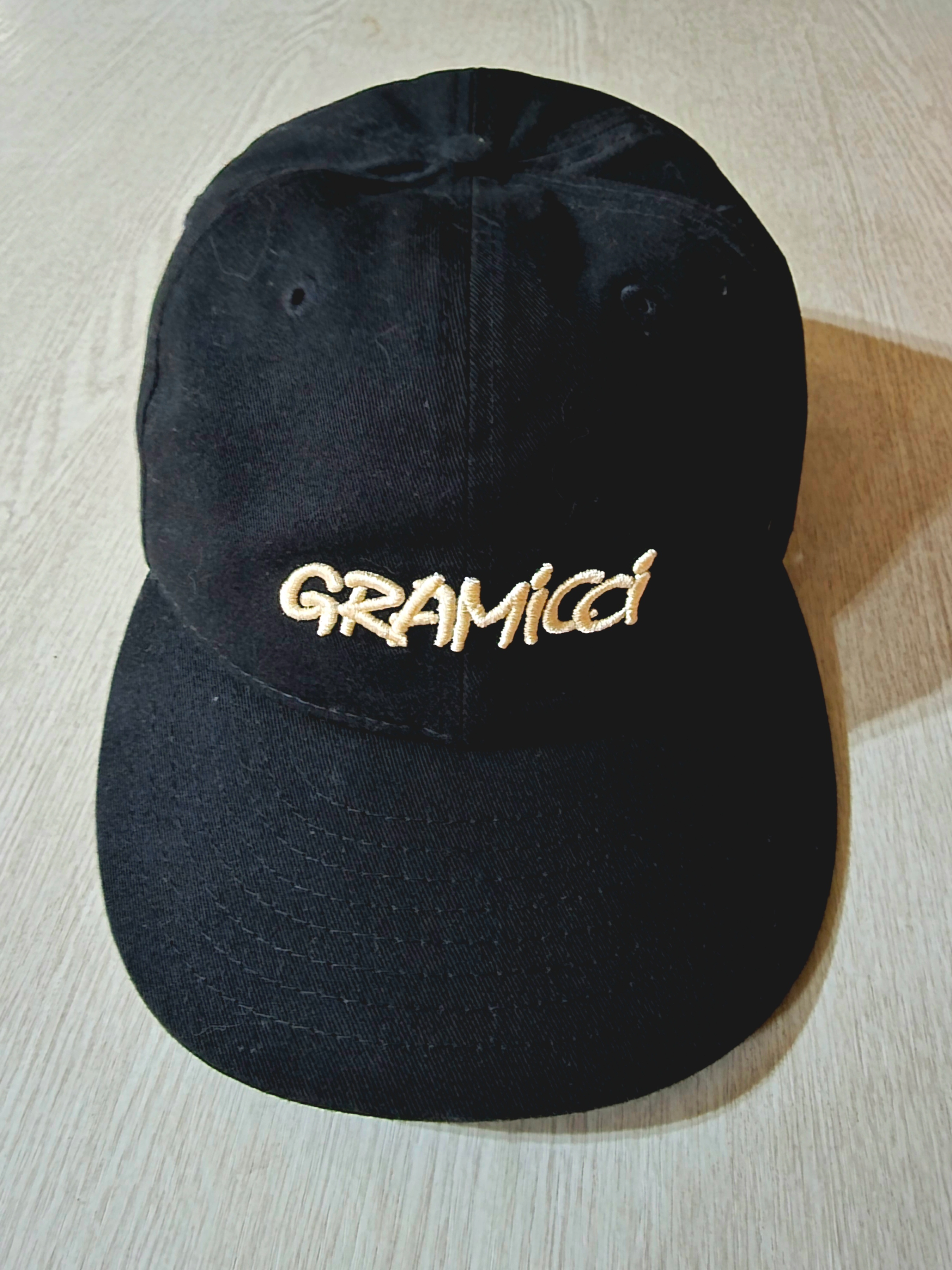 New Era Gramicci Lettering Strapback Black 착용 스타일