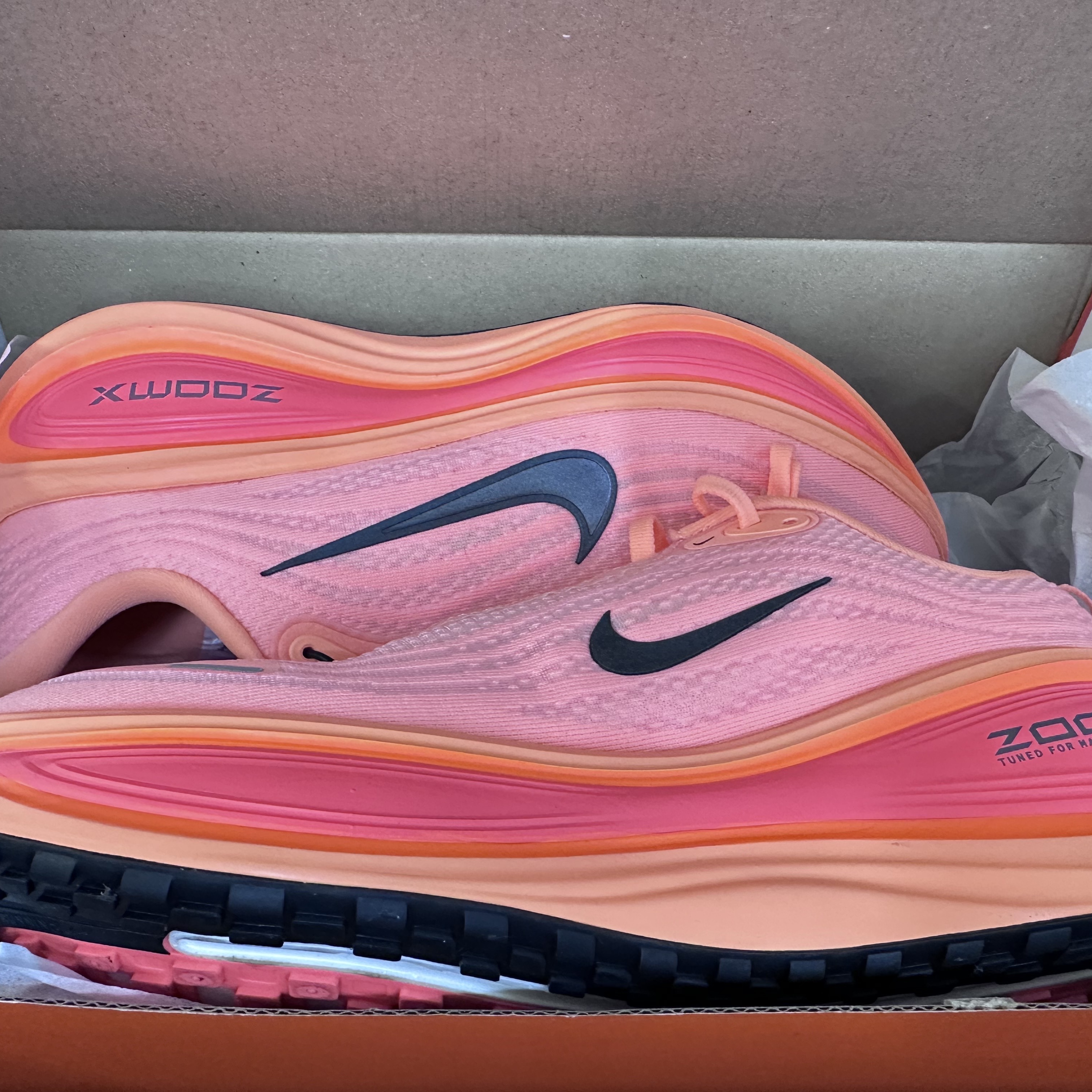Nike Vomero Plus Orange Pulse Hot Lava 착용 스타일