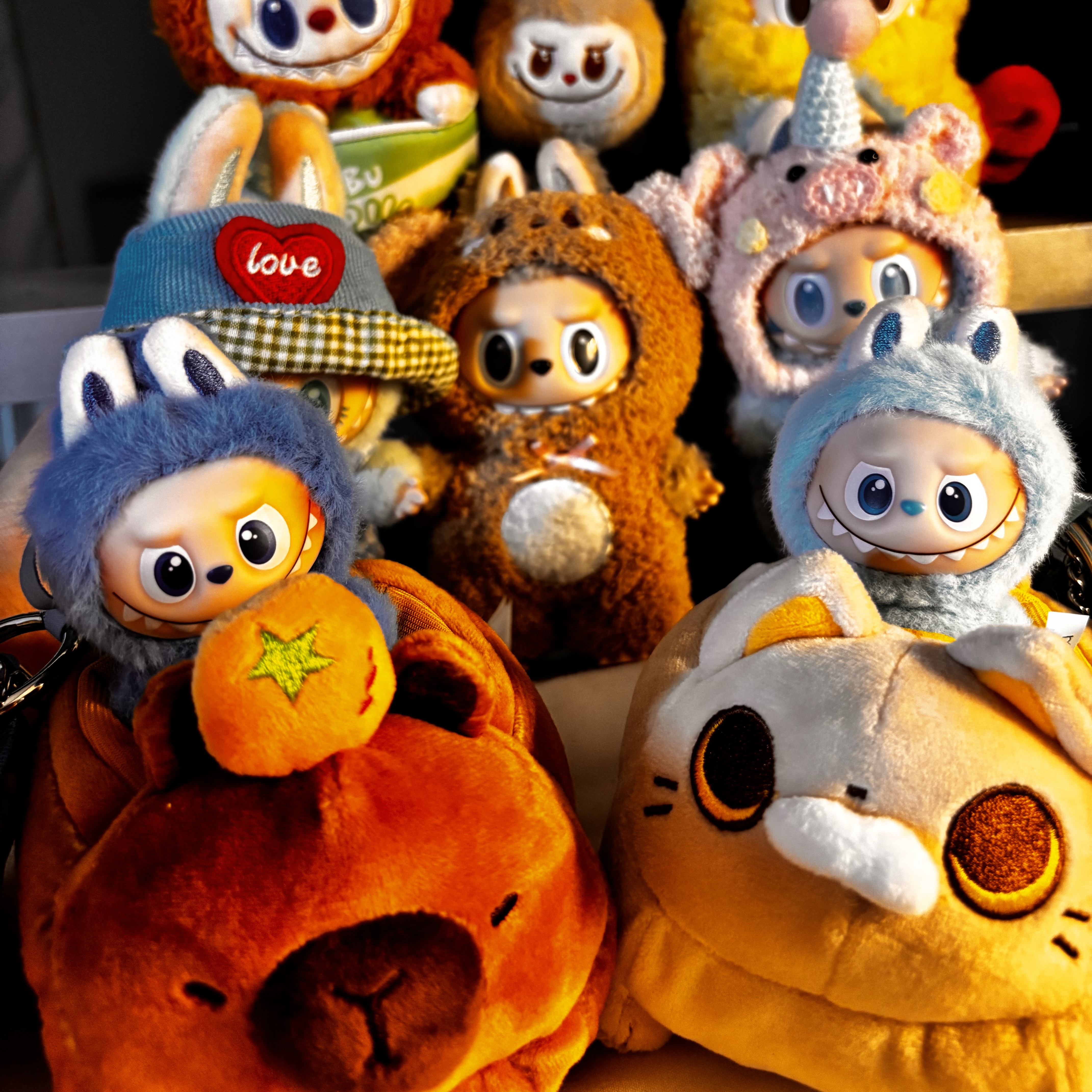 Pop Mart Labubu The Monsters Pin For Love Series Vinyl Plush Pendant Sealed Case (N-Z) (14 Blind Boxes), Pop Mart Labubu The Monsters Pin For Love Series Vinyl Plush Pendant Sealed Case (A-M) (14 Blind Boxes) 착용 스타일