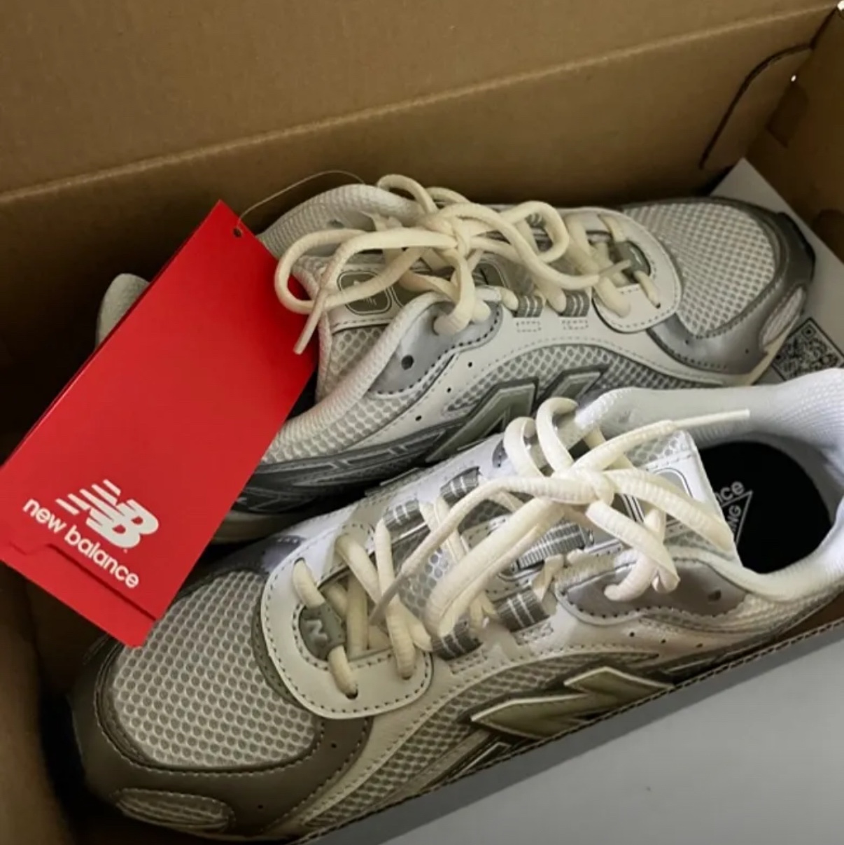 New Balance 204L Silver Metallic Black 착용 스타일