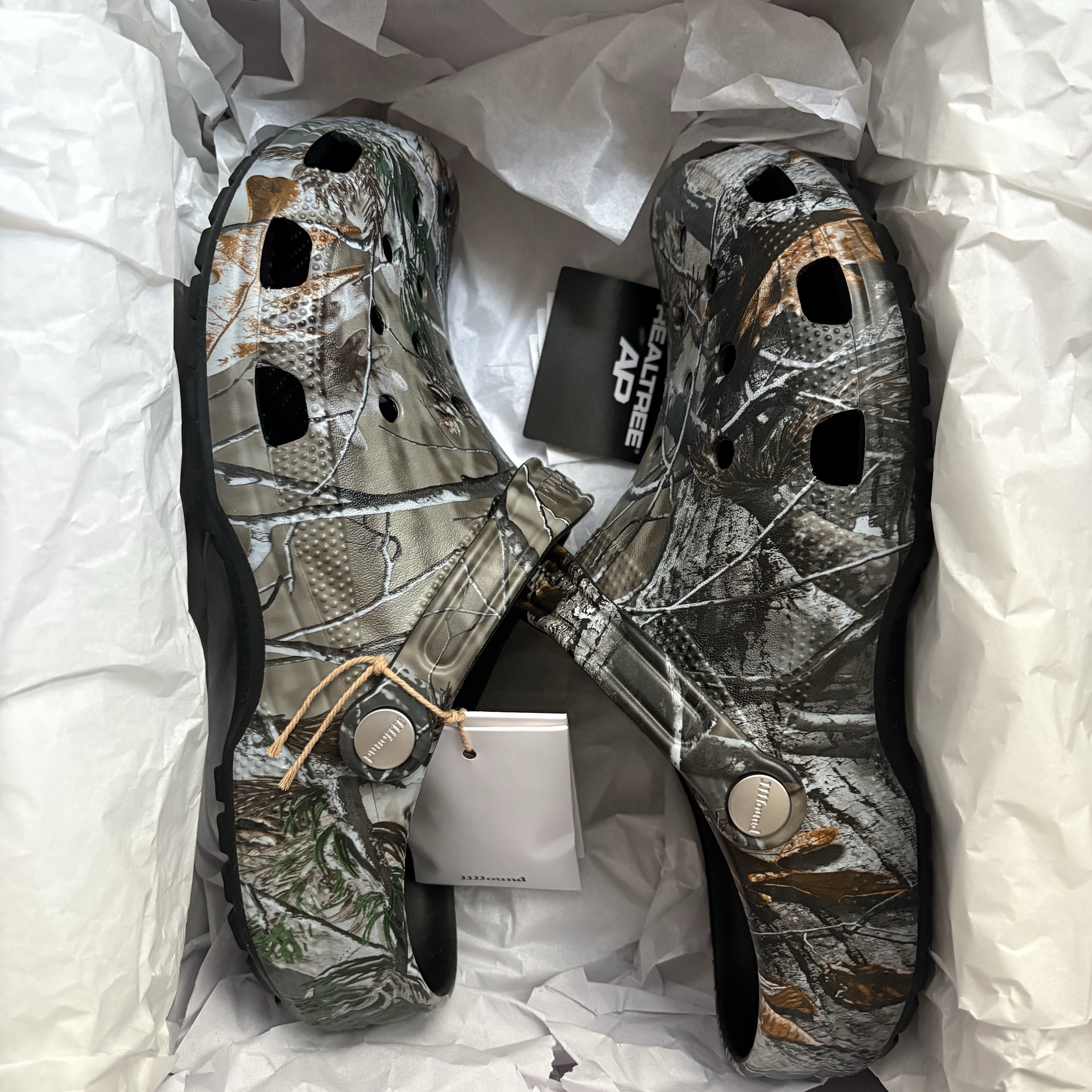Crocs x JJJJound Classic Clog Realtree Black 착용 스타일