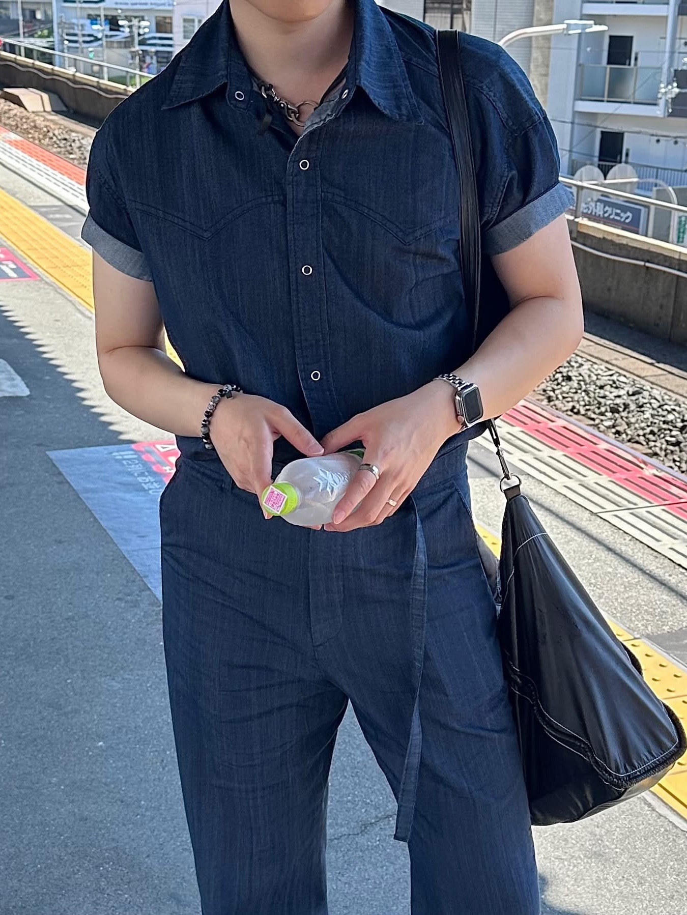 Our Legacy Ladon Leather Keychain Black, Matin Kim Big Coating Tote Bag Black 착용 스타일 - 2