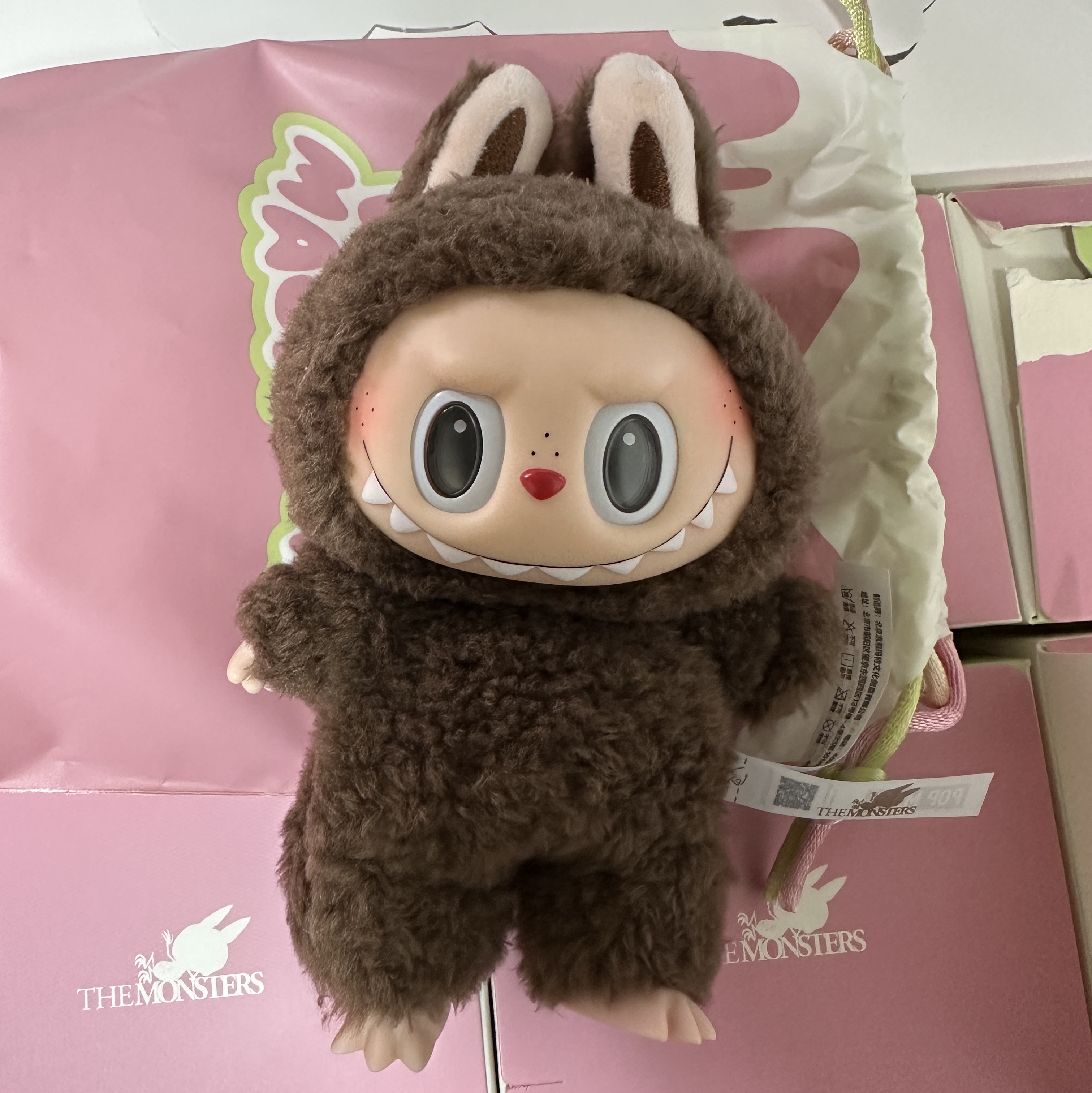 Pop Mart Labubu The Monsters Labubu Tasty Macarons Series Chestnut Cocoa Keyring (Opened Case) 착용 스타일