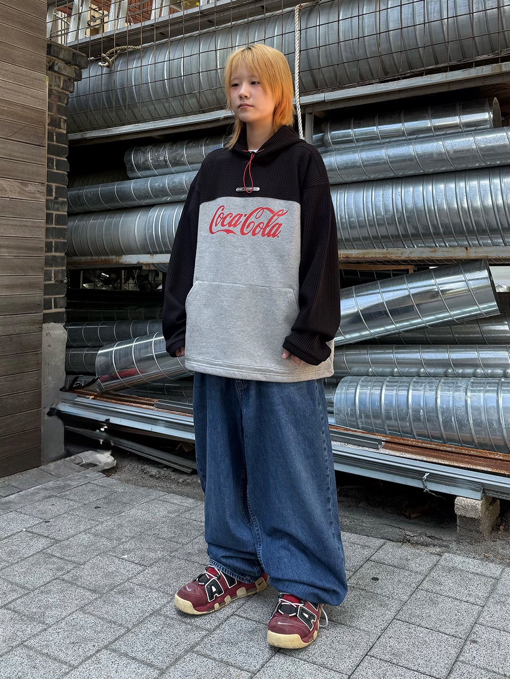 SPORT CHAMBER x Coca-Cola Hood T-shirt Black 착용 스타일