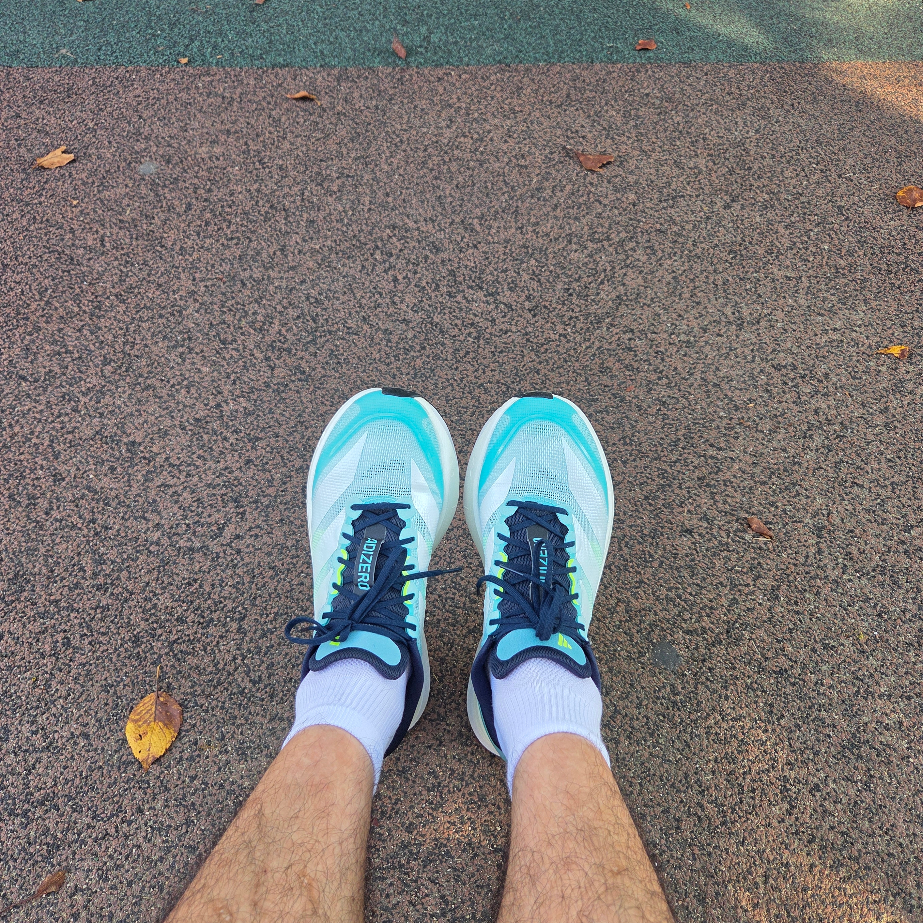 Adidas Adizero Boston 13 Flash Aqua Cloud White 착용 스타일