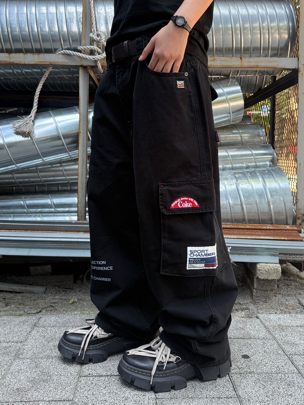 SPORT CHAMBER x Coca-Cola Cargo Pants Black 착용 스타일 - 2