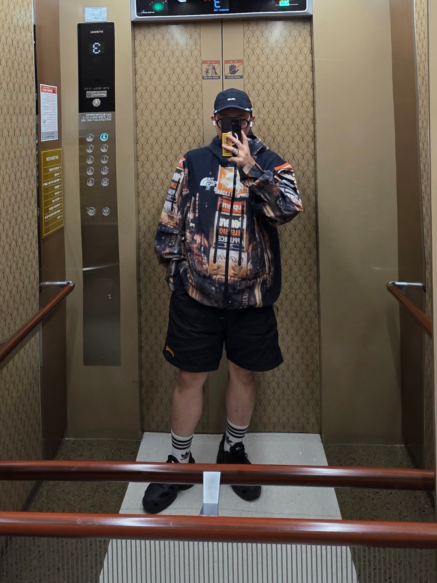 Supreme x The North Face Taped Seam Shell Jacket Times Square - 22FW, Palace Gore-Tex 3L Runner Black - 25SS 착용 스타일