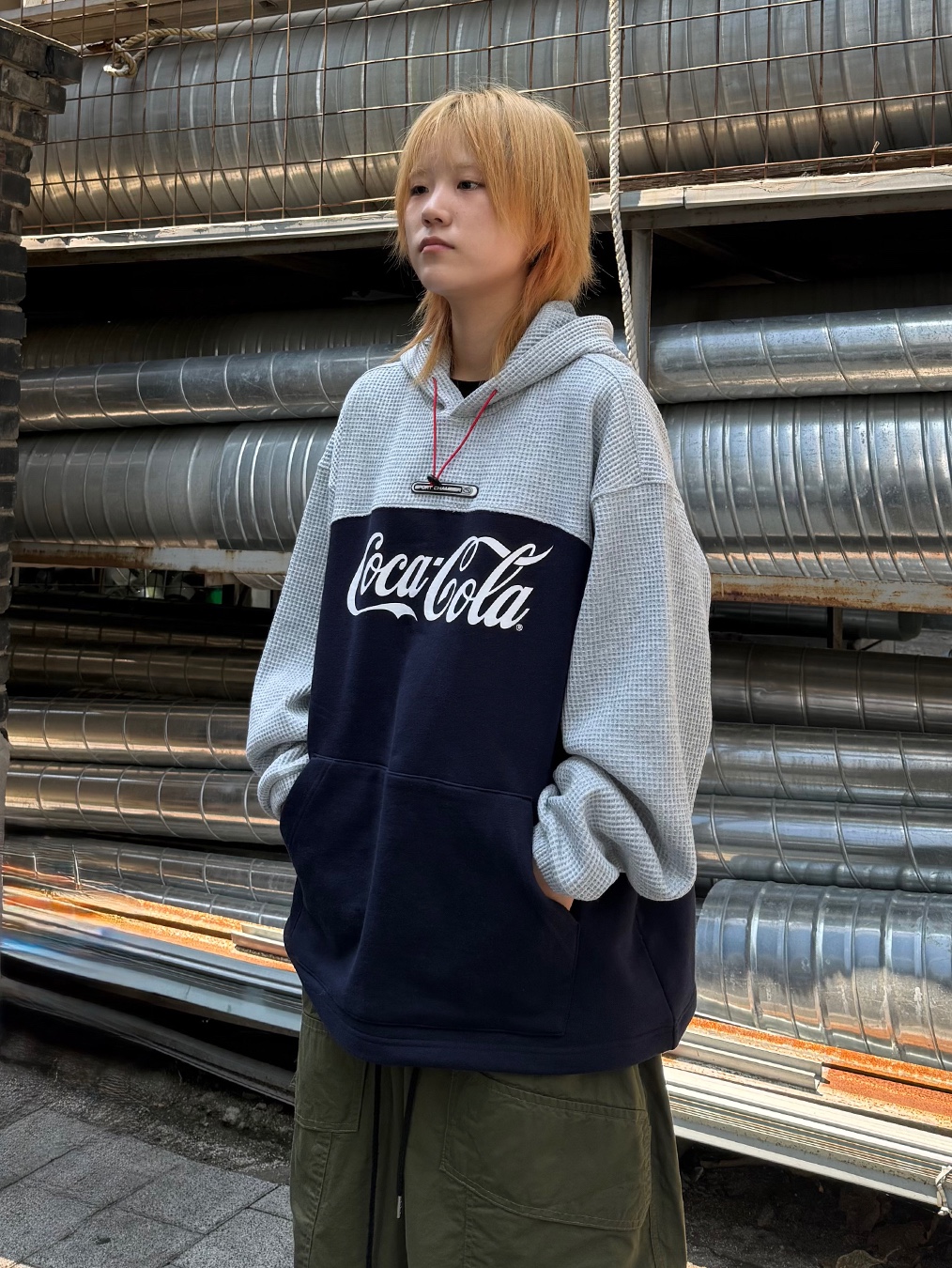 SPORT CHAMBER x Coca-Cola Hood T-shirt Navy 착용 스타일 - 1
