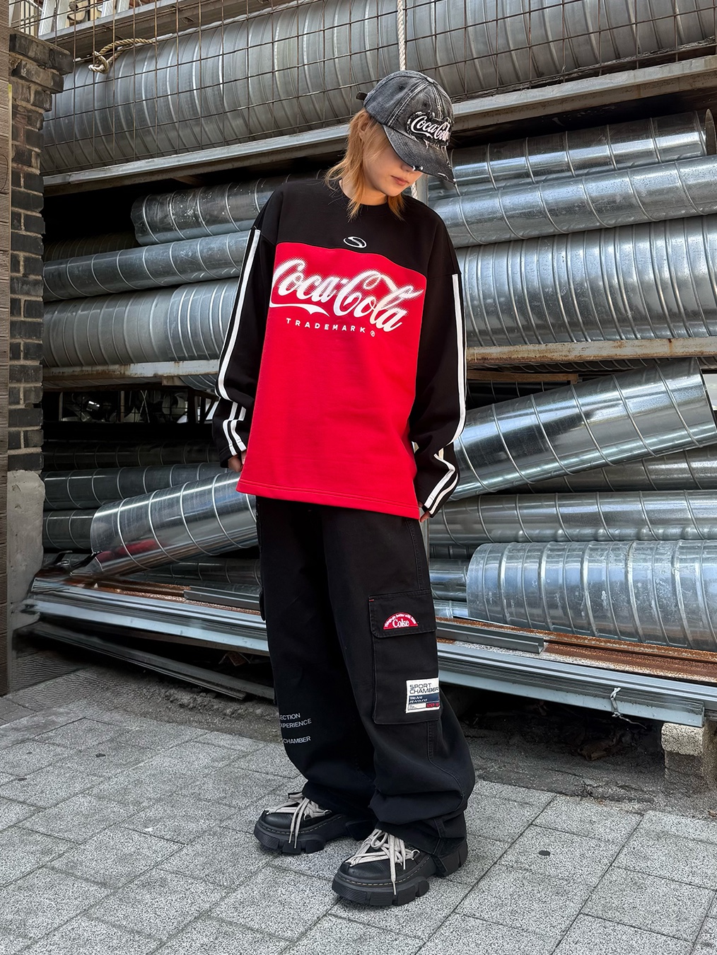 SPORT CHAMBER x Coca-Cola Crew T-shirt Black, Dr. Martens x Rick Owens 1460 DMXL Megalace Black 착용 스타일 - 1