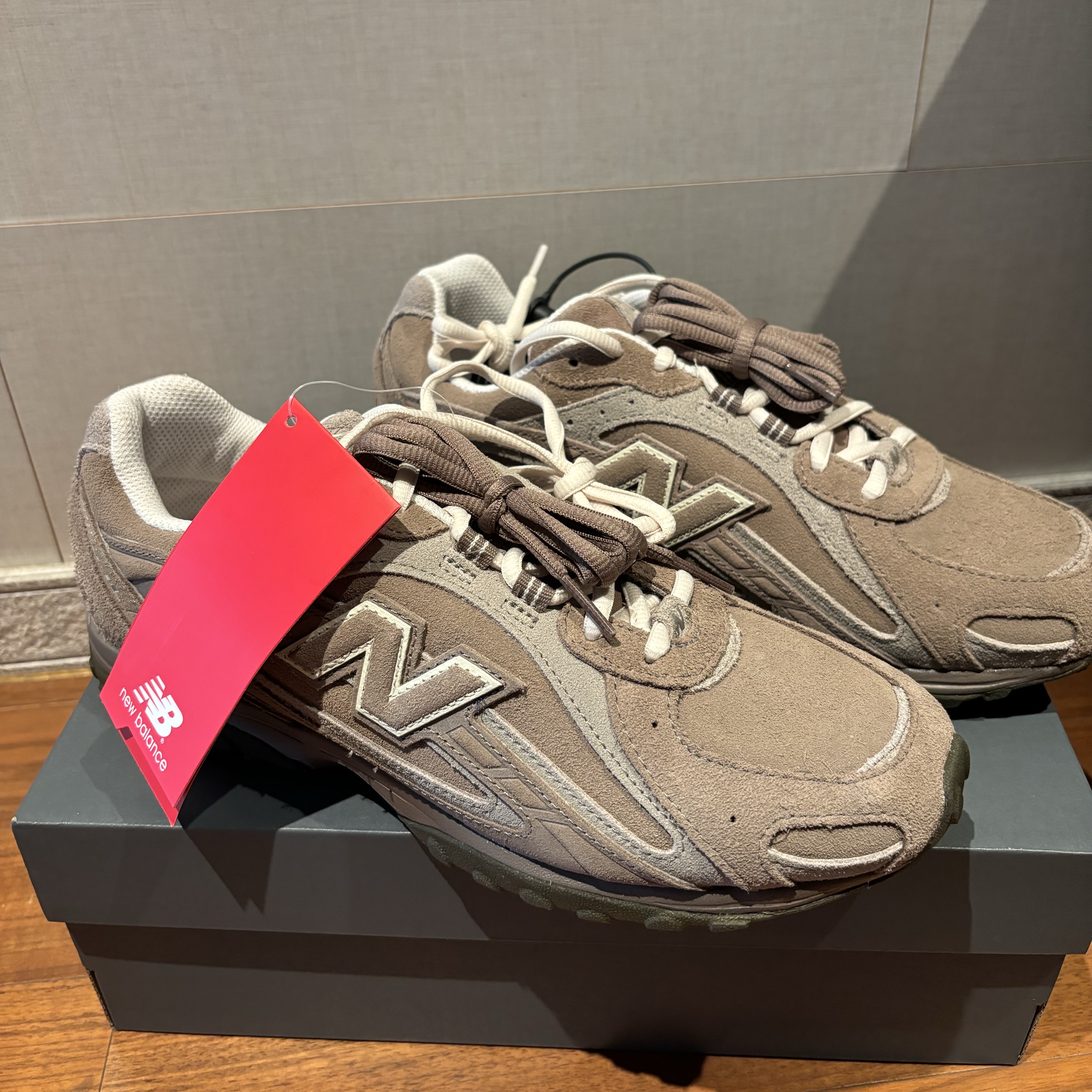 New Balance 204L Suede Mushroom Arid Stone 착용 스타일 - 2