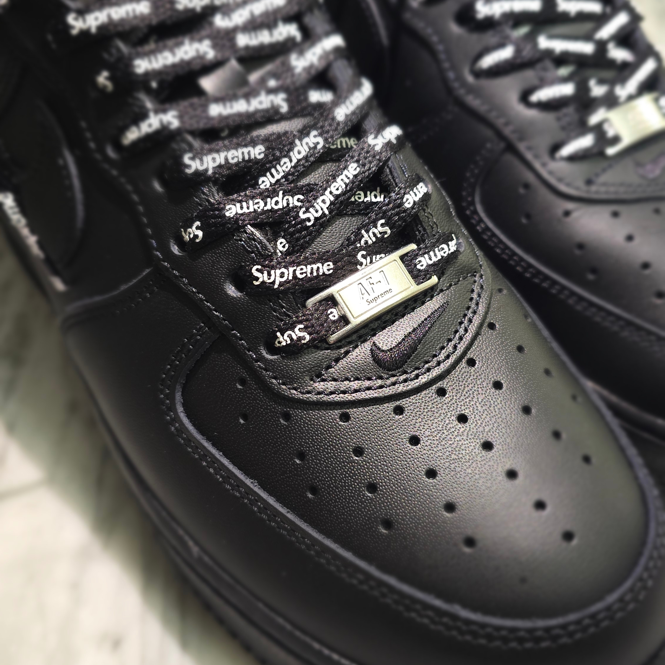 Nike x Supreme Air Force 1 Low Black 착용 스타일 - 2