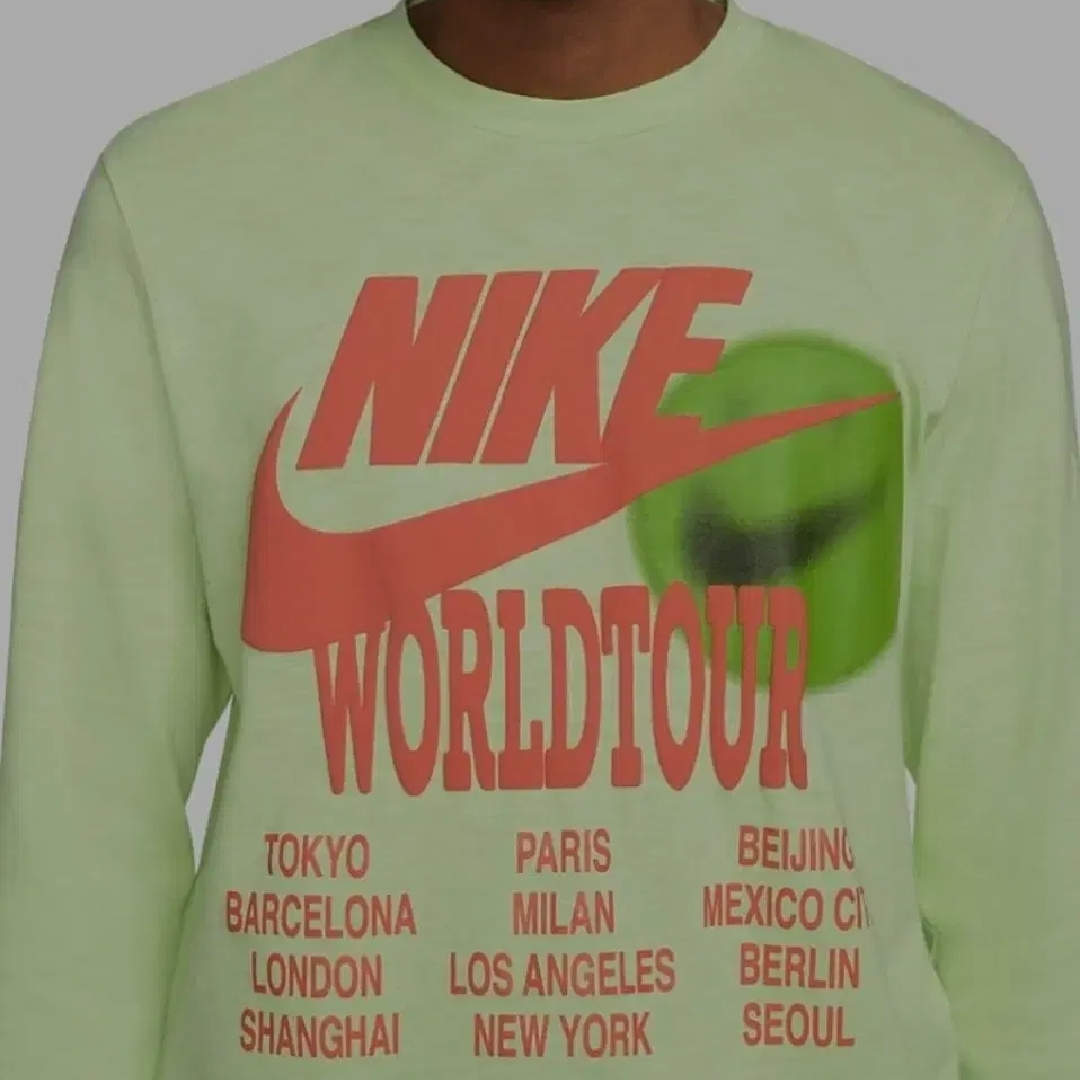 Nike NSW World Tour Long Sleeve T-Shirt Liquid Lime 착용 스타일 - 1