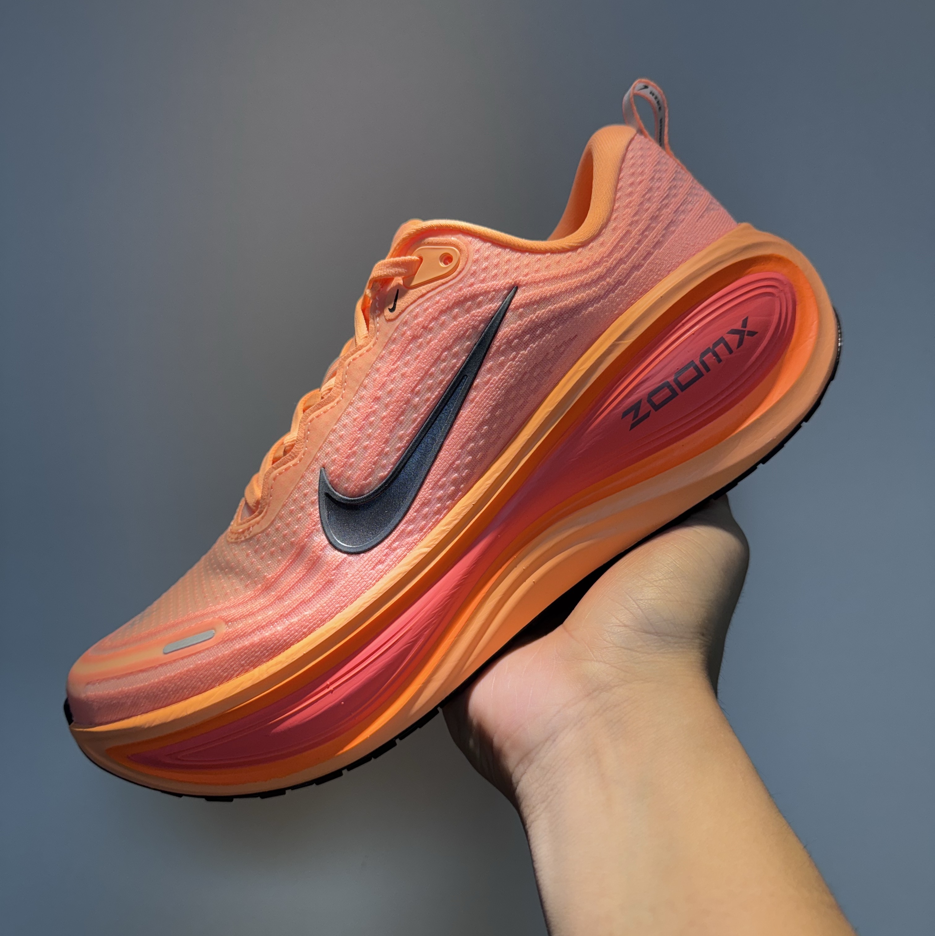 Nike Vomero Plus Orange Pulse Hot Lava 착용 스타일