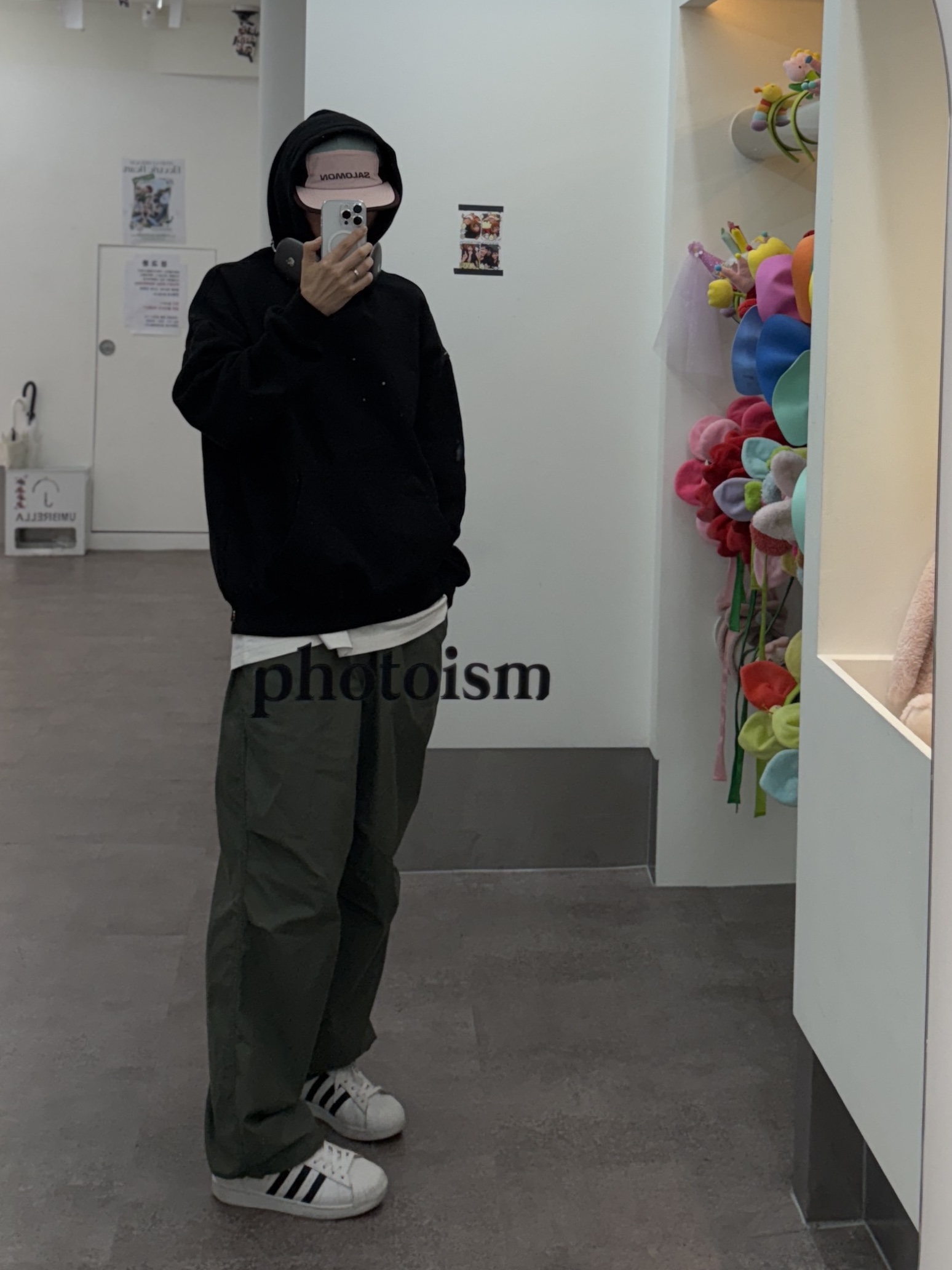 Adidas Superstar White Black, Uniqlo C Wide Parachute Pants Olive - KR 착용 스타일 - 3