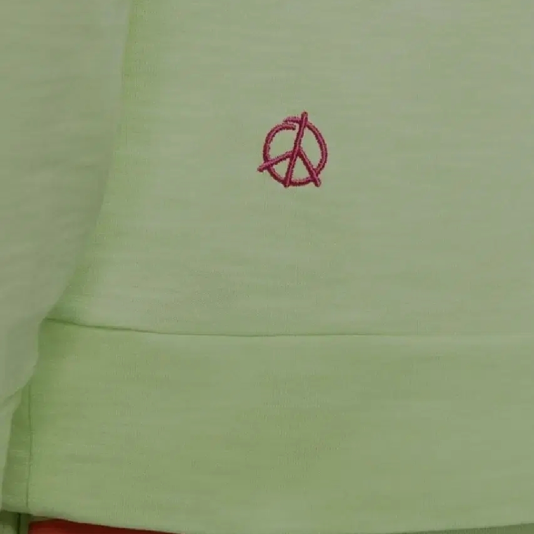 Nike NSW World Tour Long Sleeve T-Shirt Liquid Lime 착용 스타일 - 5