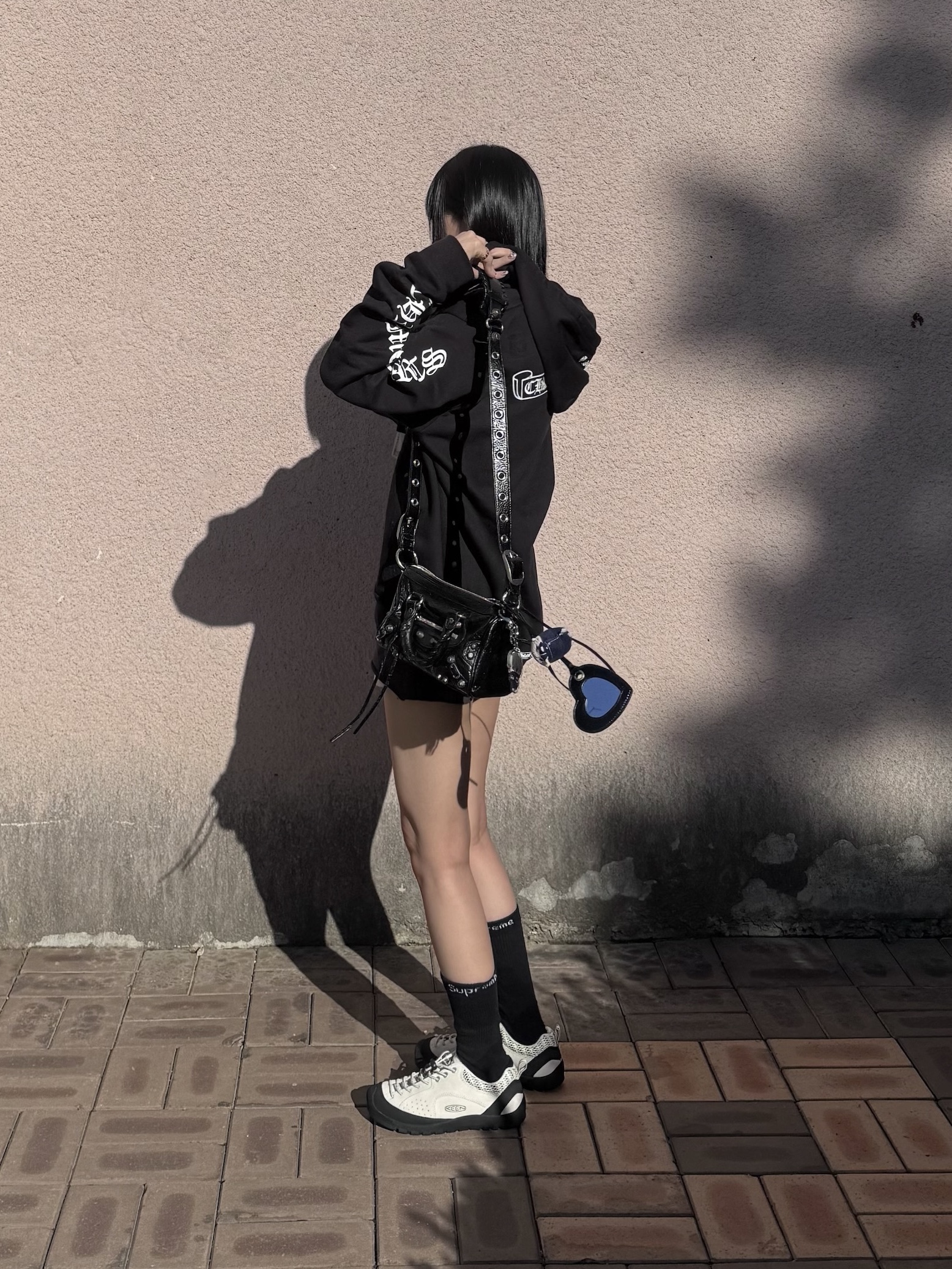 (W) Keen Jasper Rocks SP Sneaker Birch Black, Balenciaga Le Cagole Mini Duffle Bag Black 착용 스타일 - 1