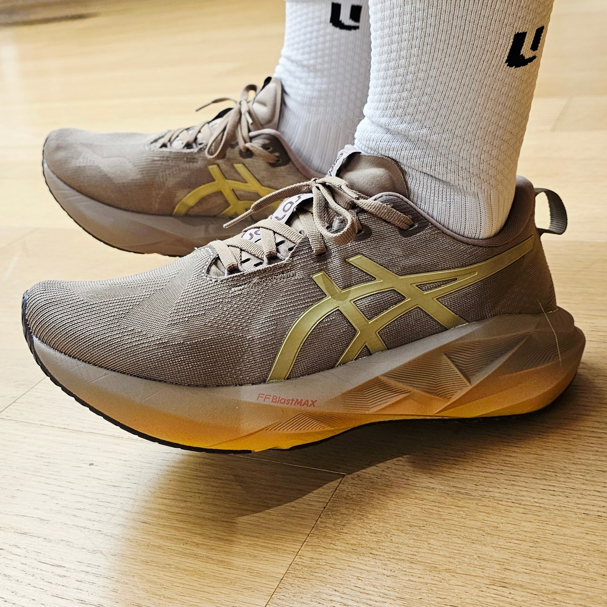 Asics Novablast 5 Luxe Taupe Grey 착용 스타일 - 2
