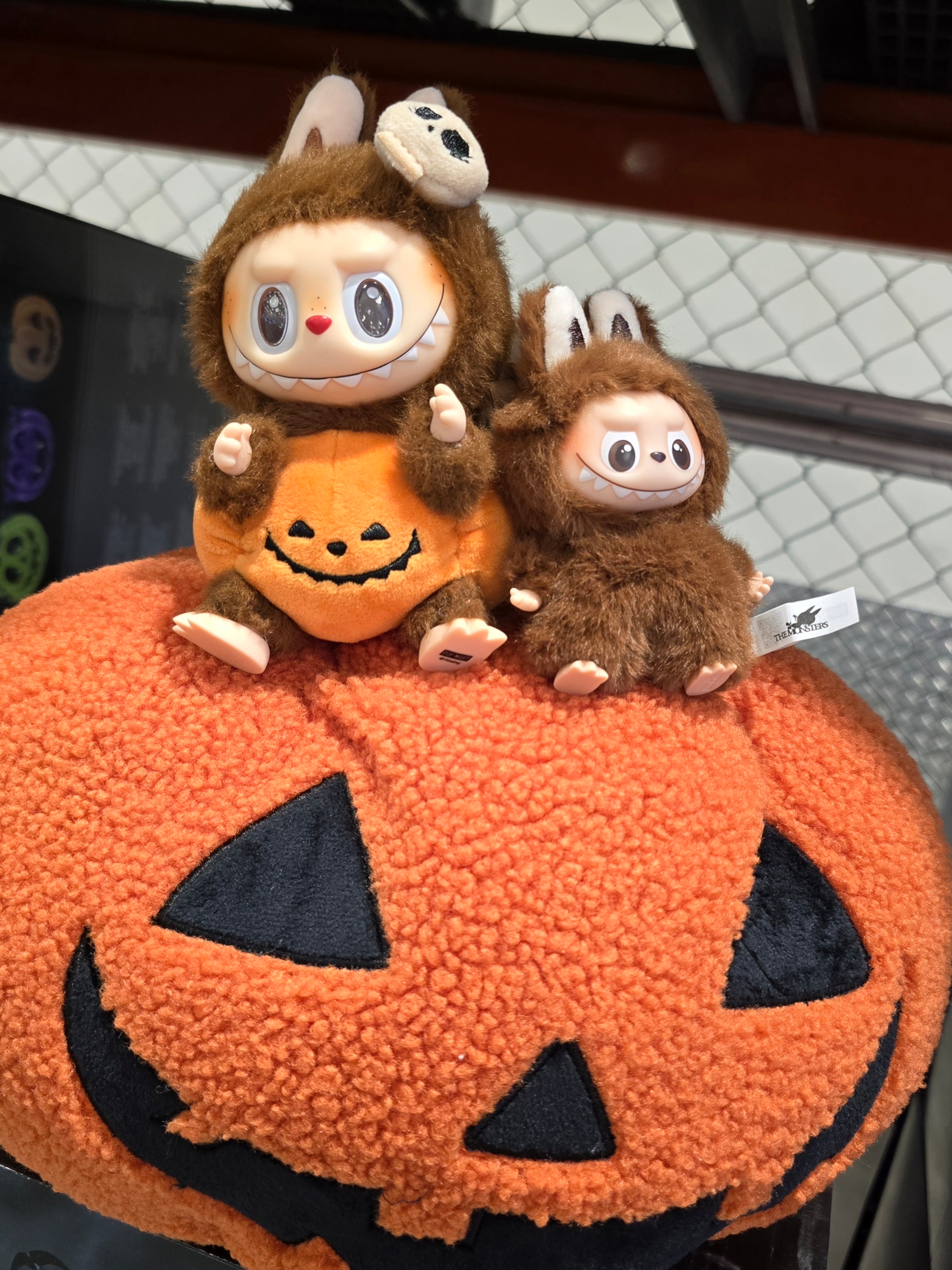 Pop Mart Labubu Halloween Party Series Pumpkin Toy Keyring, Pop Mart Labubu The Monsters Pin For Love Series Vinyl Plush Pendant Sealed Case (A-M) (1 Blind Box) 착용 스타일