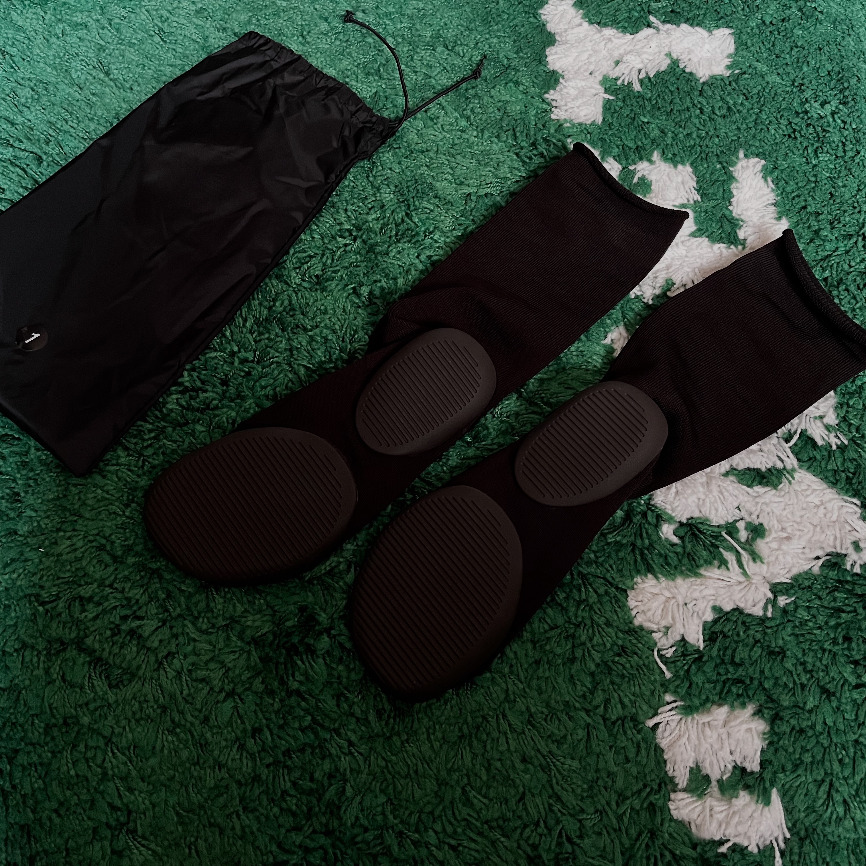 Yeezy YZY Pods Black 착용 스타일