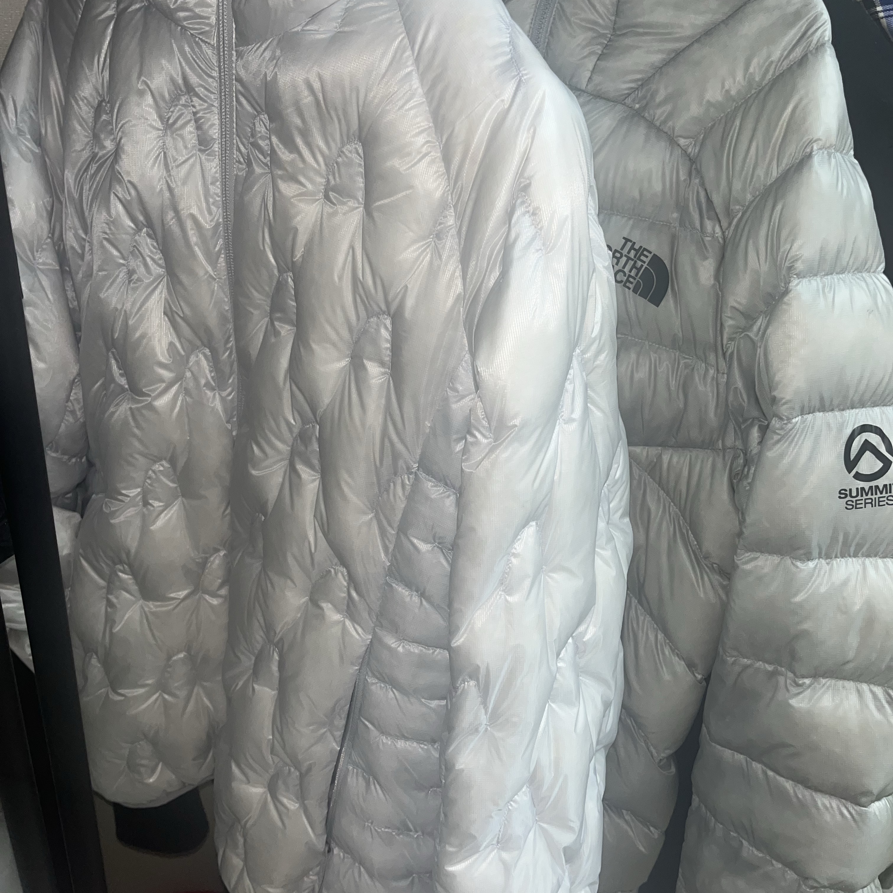 SIERRA DESIGNS Halfdome Lightweight Goose Down Hooded Jacket Light Grey, (W) The North Face Summit Mattehorn RDS Down Jacket Silver 착용 스타일