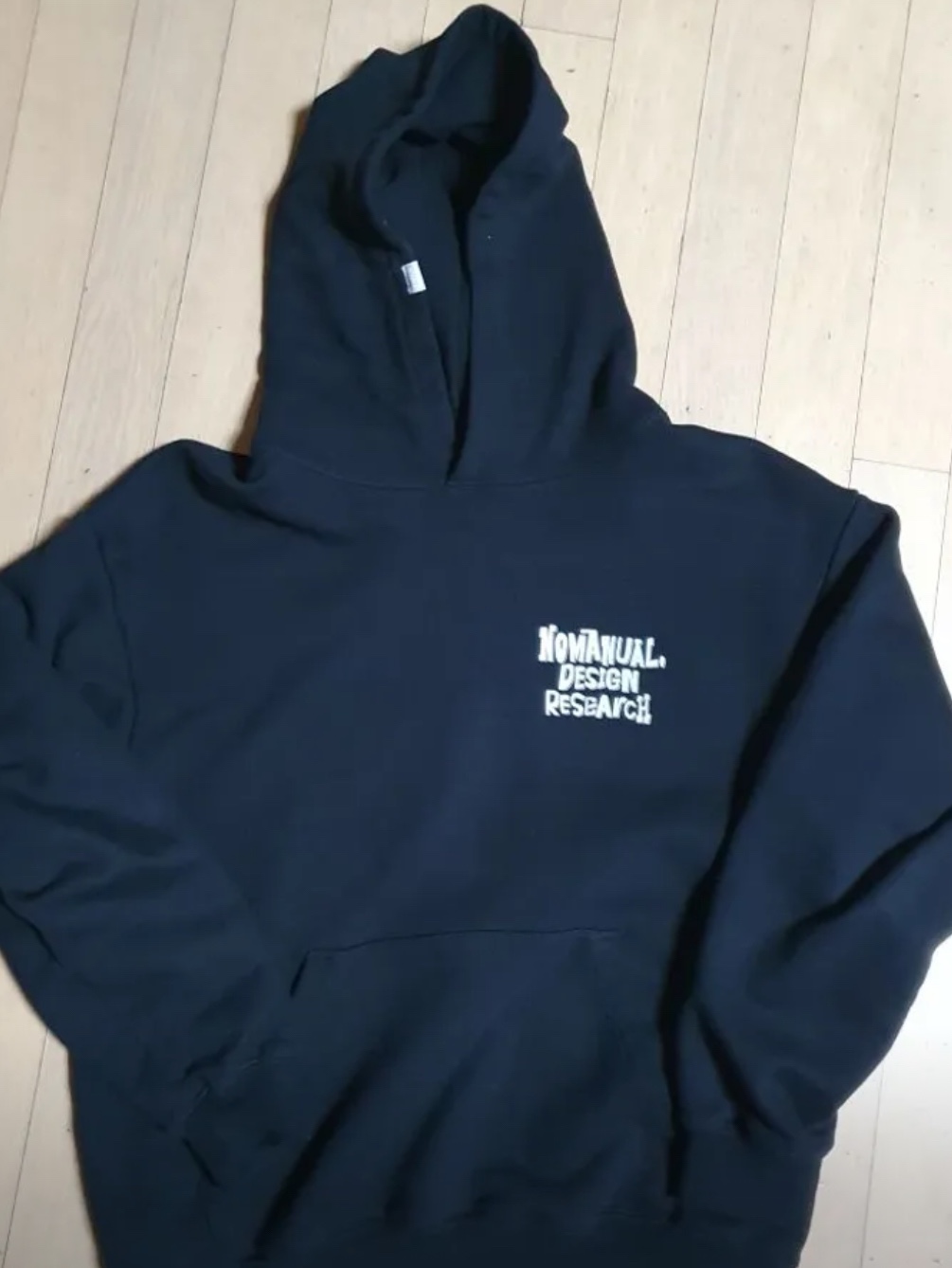 NOMANUAL Doodle Logo Hoodie Black 착용 스타일
