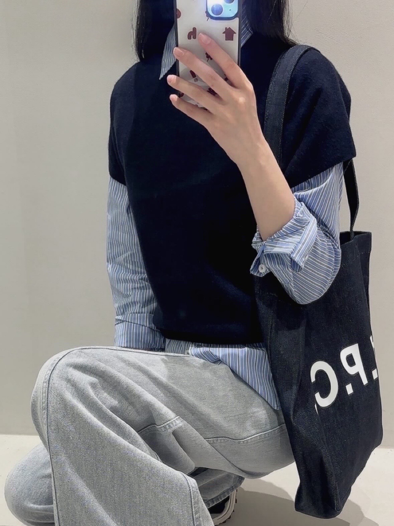 A.P.C. Laure Tote Bag Blue 착용 스타일
