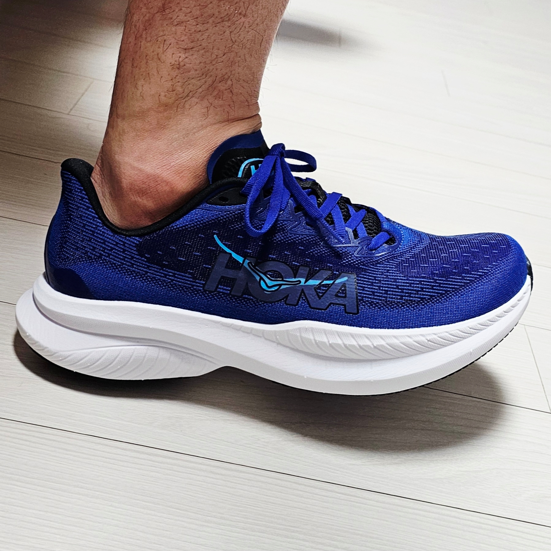 Hoka Mach 6 Black Night Sky - Wide 착용 스타일