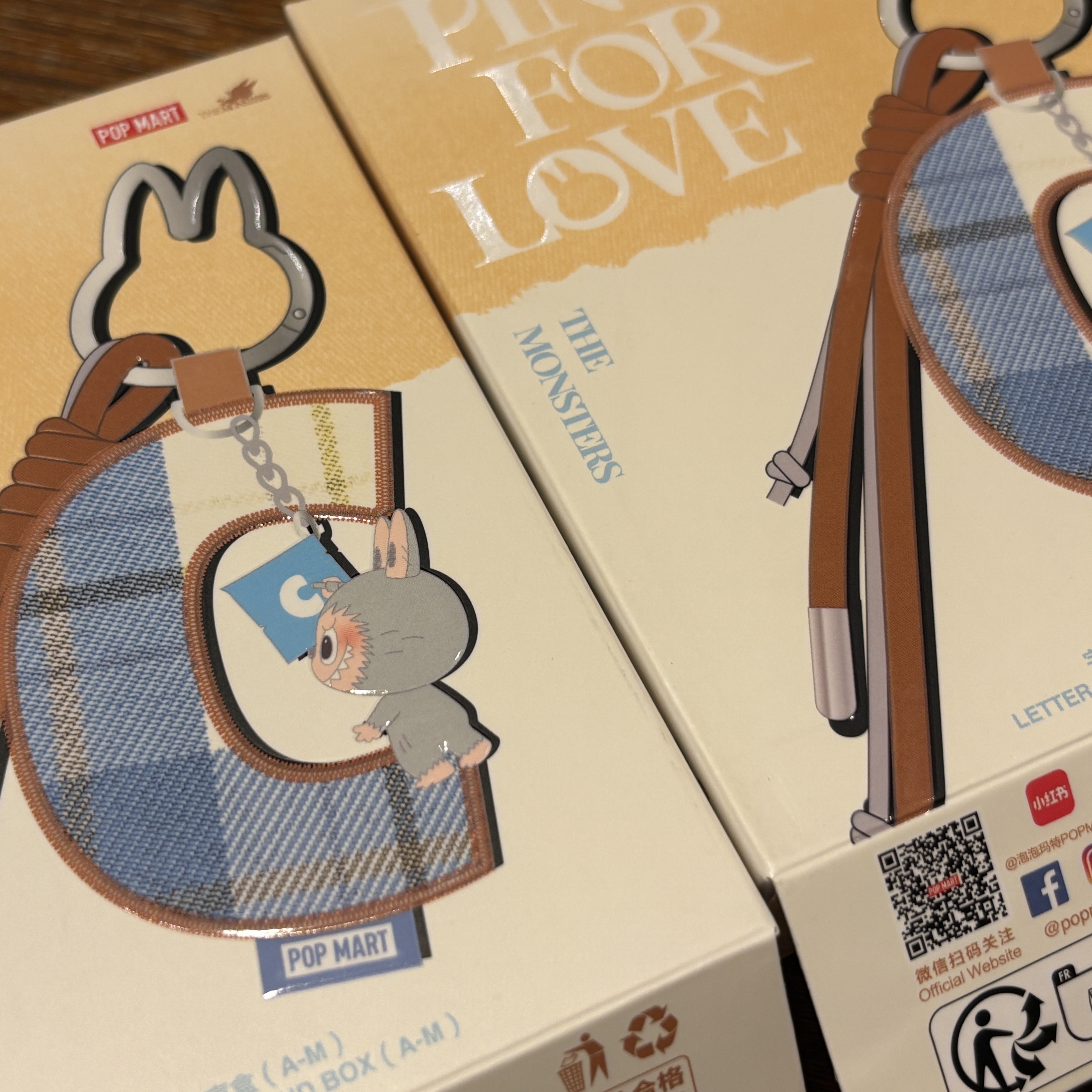 Pop Mart Labubu The Monsters Pin For Love Series - Letter Pendant Sealed Case (A-M) (14 Blind Boxes) 착용 스타일