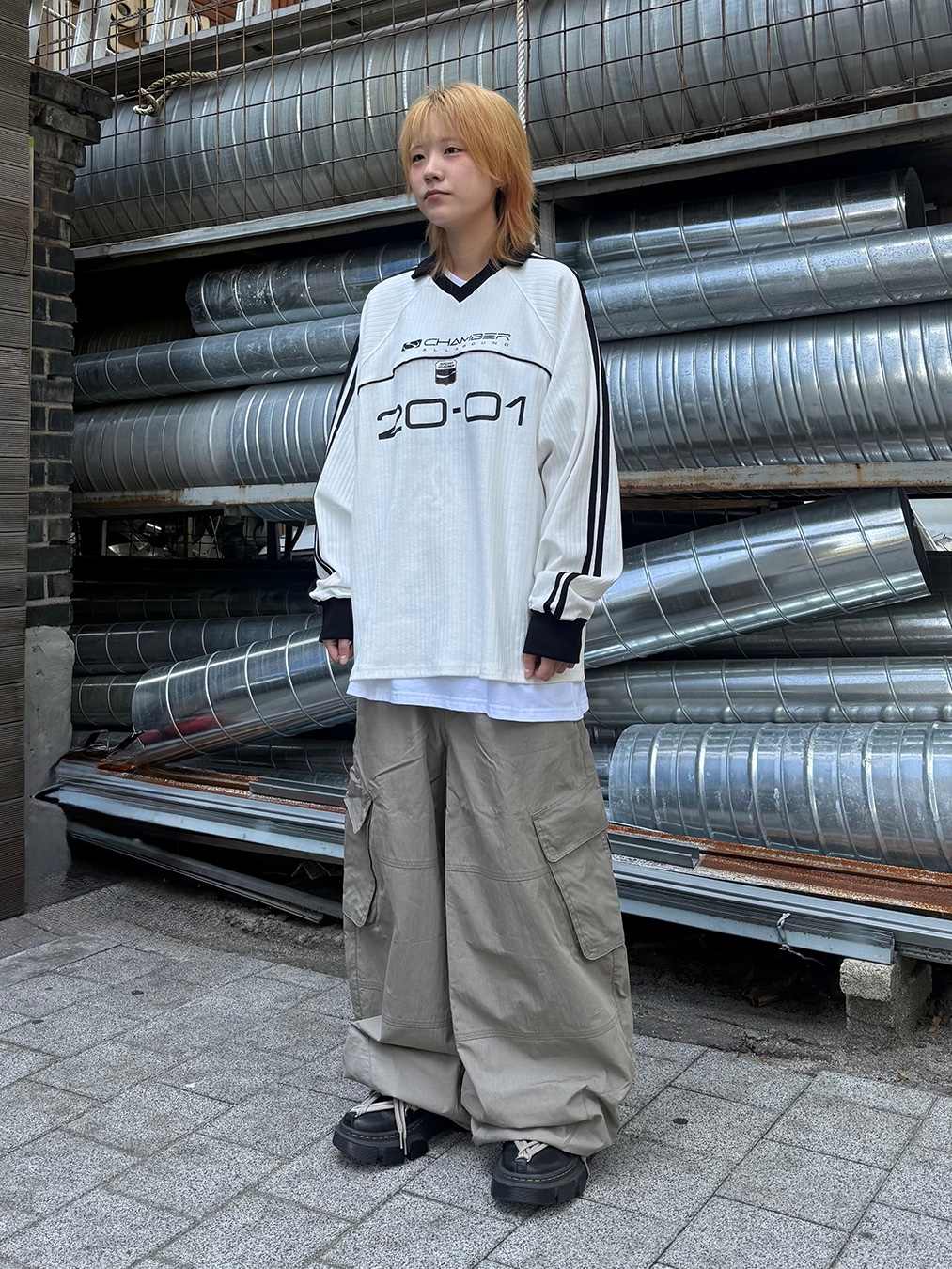 SPORT CHAMBER x Coca-Cola Club T-shirt White, SPORT CHAMBER x Coca-Cola Denim Cross Bag Black 착용 스타일 - 1