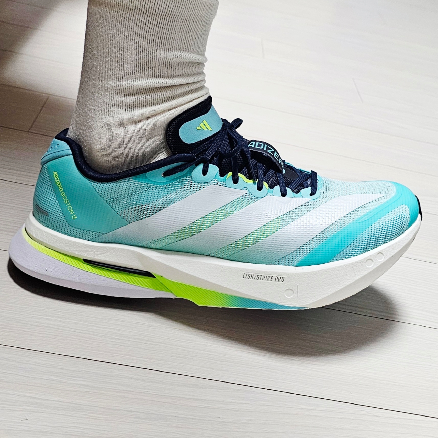 Adidas Adizero Boston 13 Flash Aqua Cloud White 착용 스타일