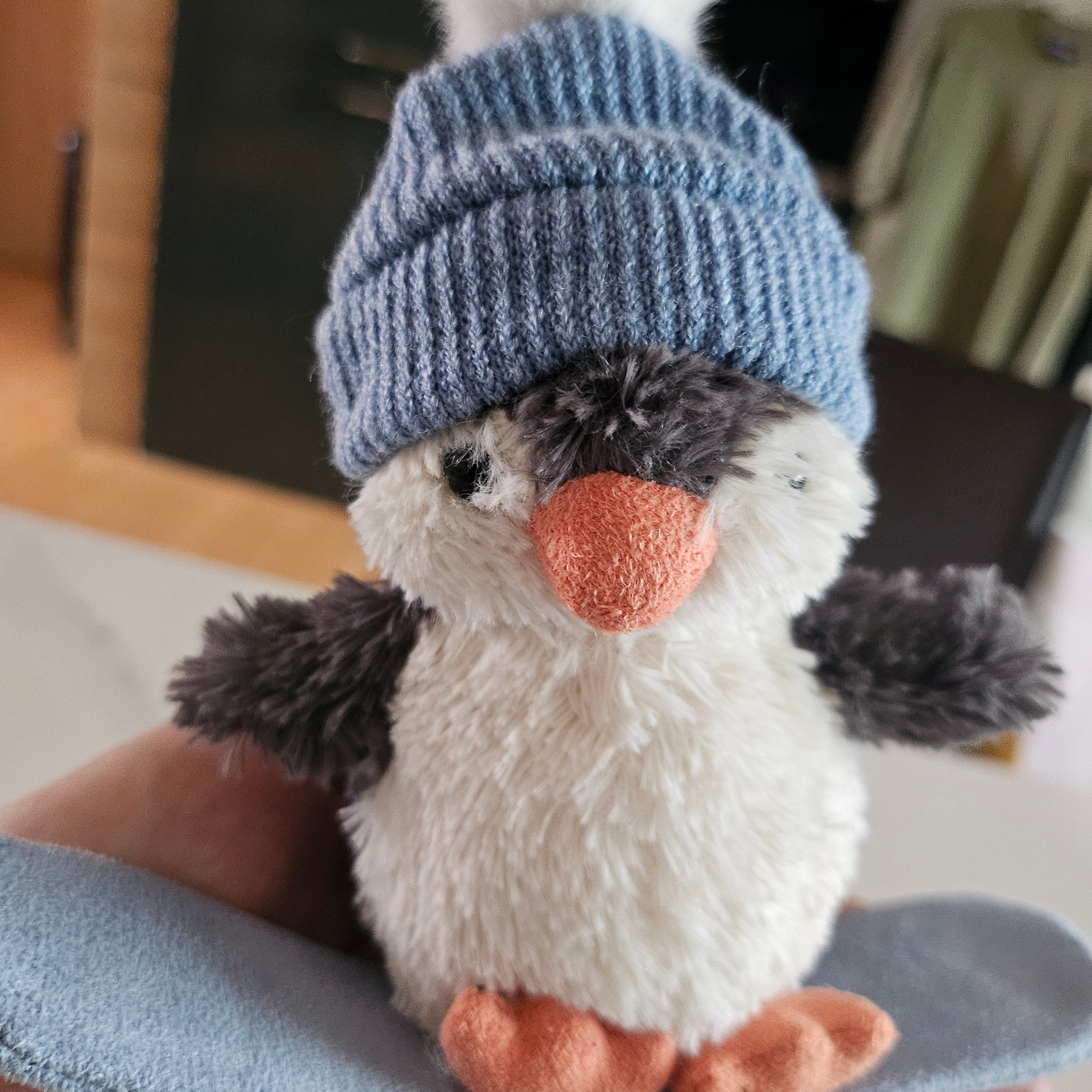 Jellycat Peanut Penguin Snowboarding Ivory 착용 스타일