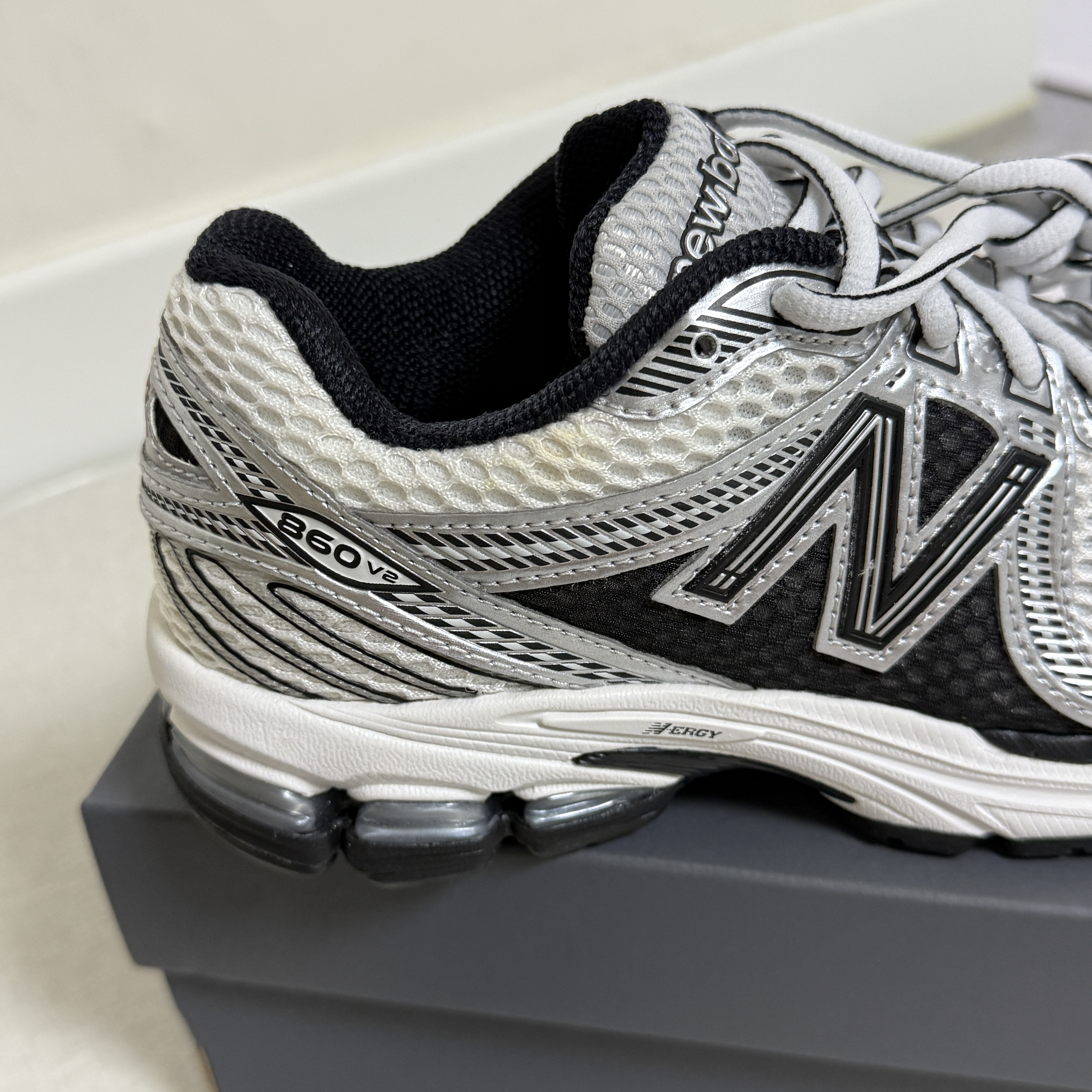New Balance 860v2 White Black 착용 스타일 - 2