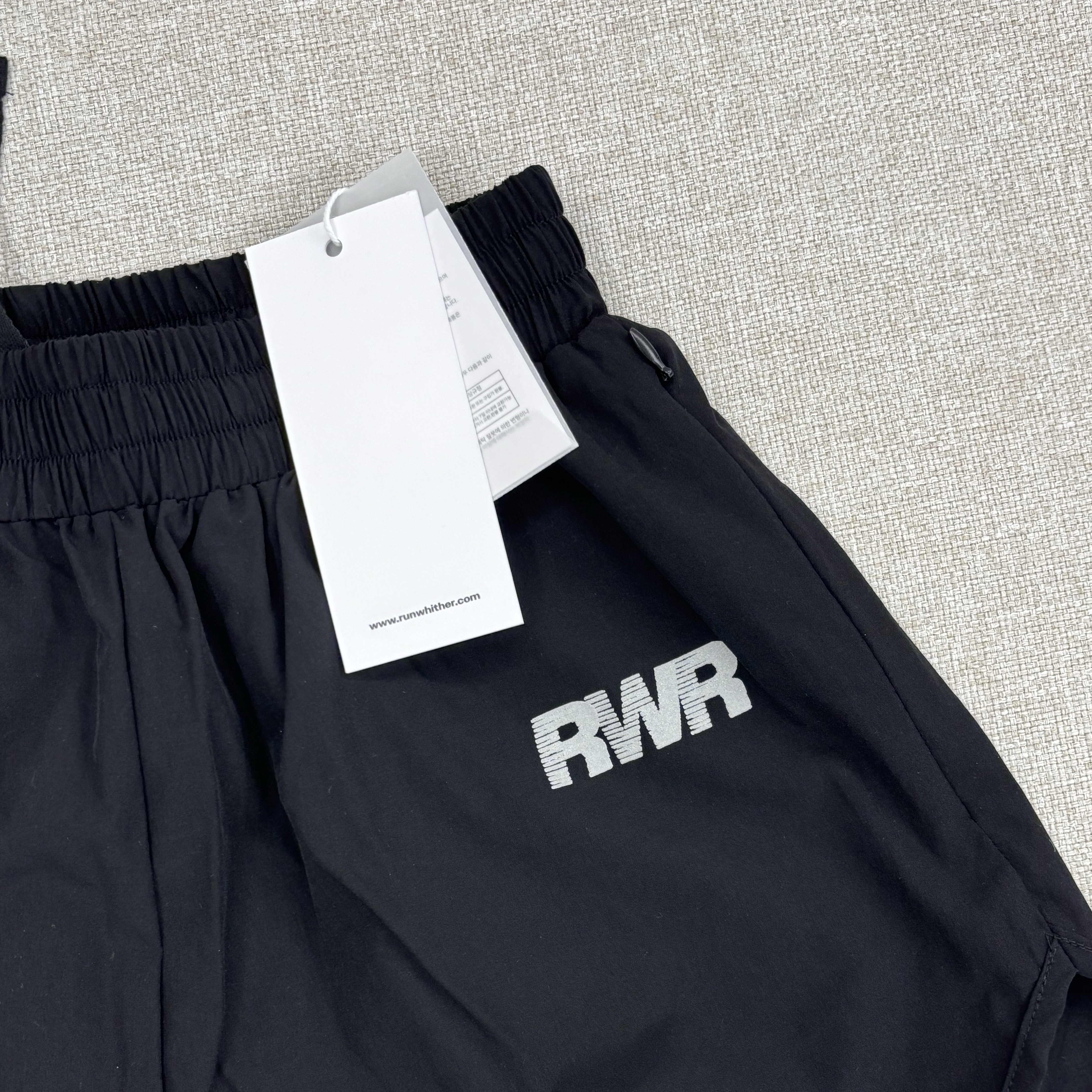 [KREAM 단독] runwhither 3inch Shorts Black 착용 스타일 - 2