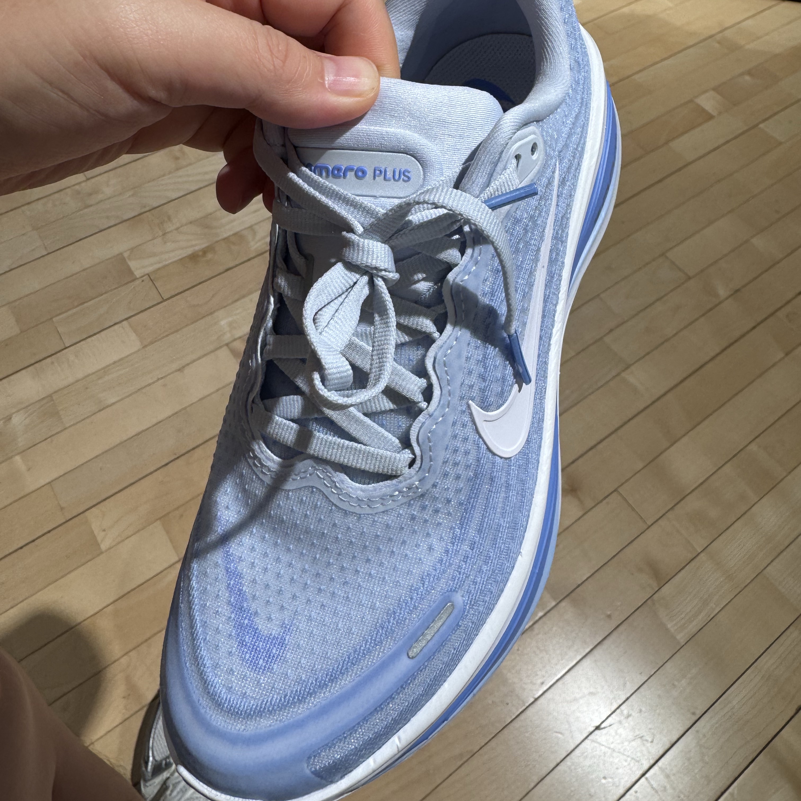 (W) Nike Vomero Plus Football Grey Aluminum 착용 스타일