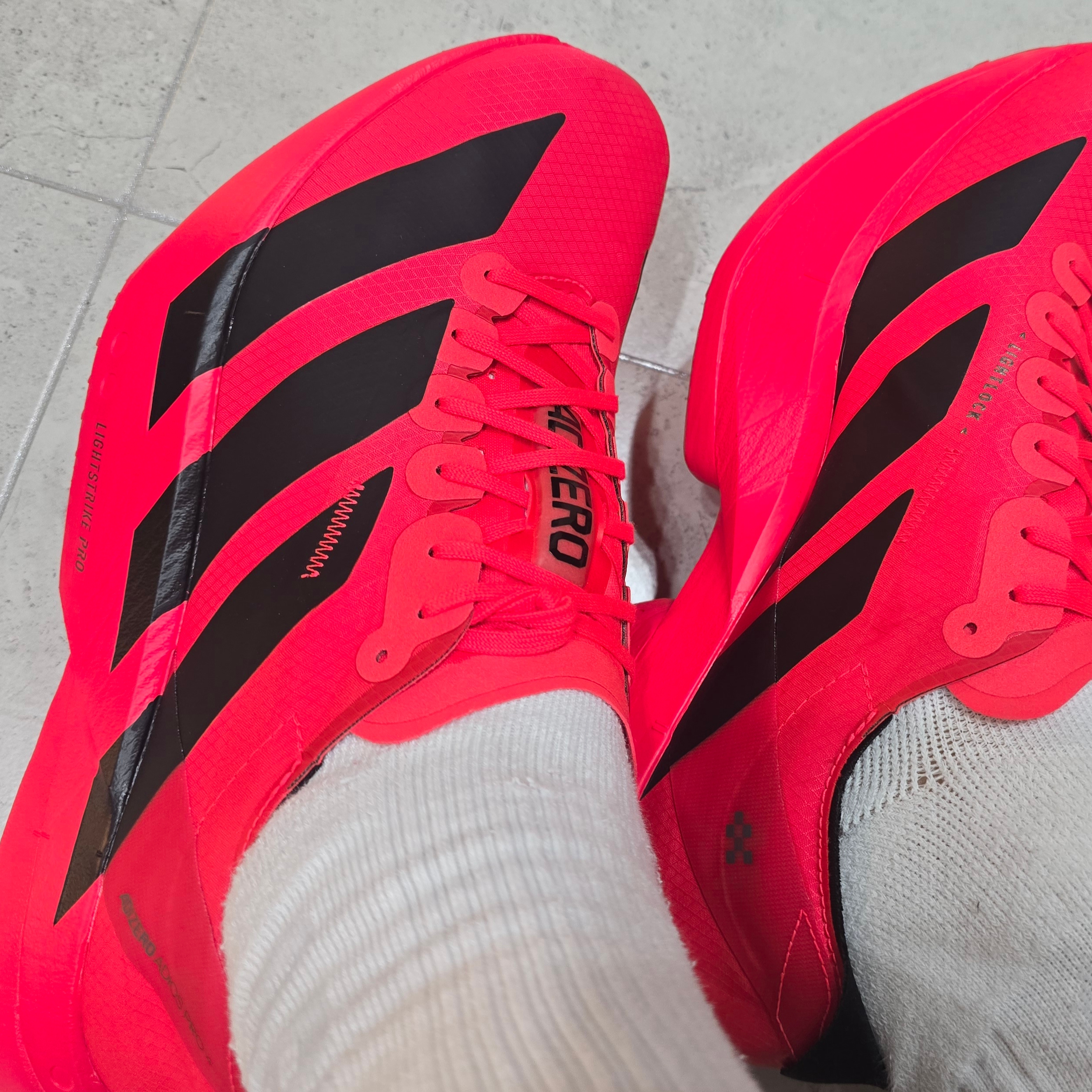 Adidas Adizero Adios Pro 4 Lucid Red Core Black 착용 스타일 - 1