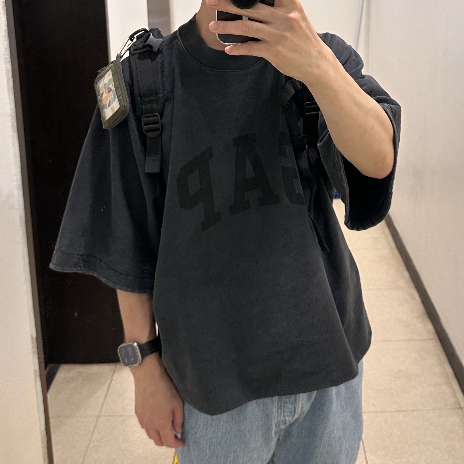 Yeezy Gap Engineered By Balenciaga Dove No Seam T-Shirt Washed Black 착용 스타일 - 2