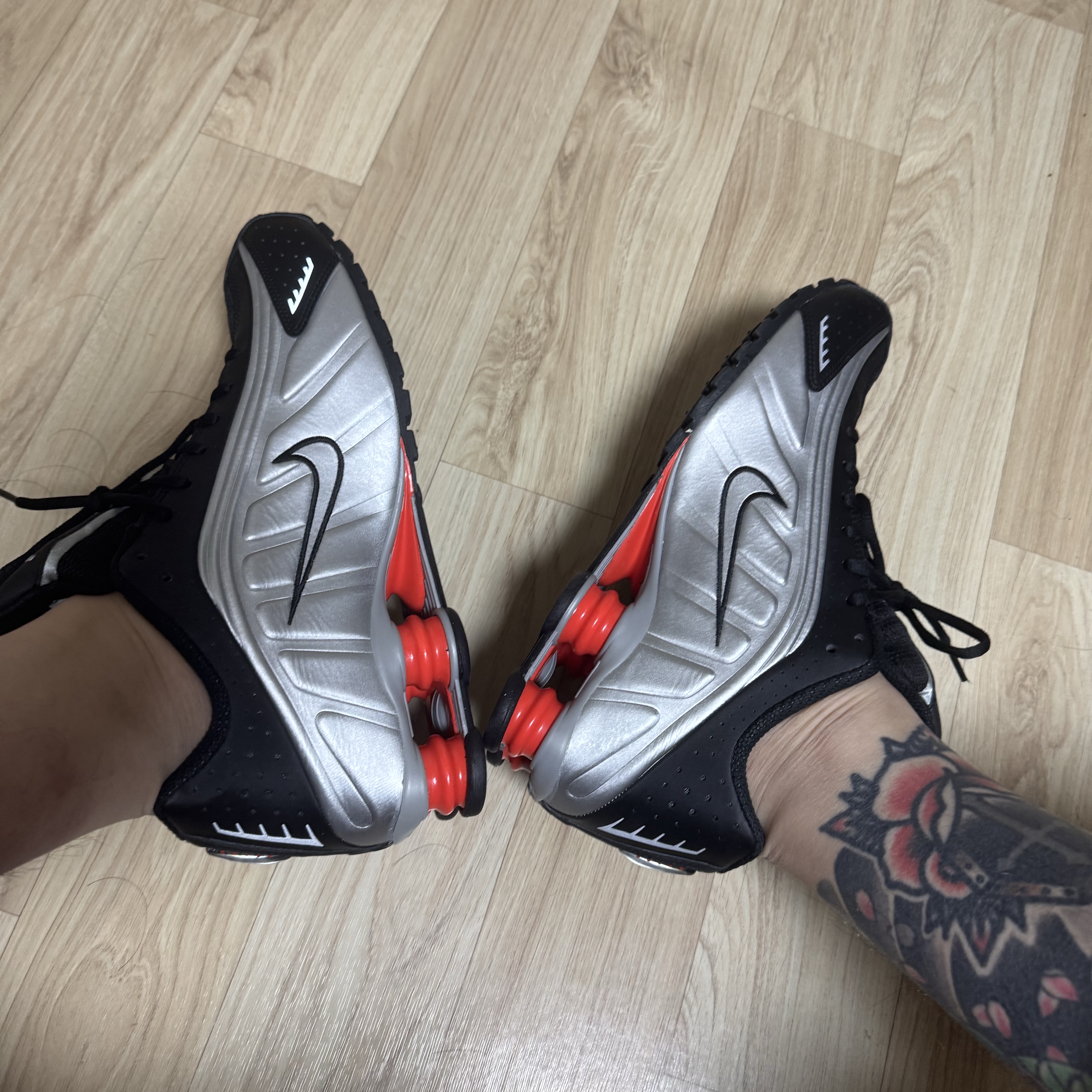Nike Shox R4 Metallic Silver Red 착용 스타일