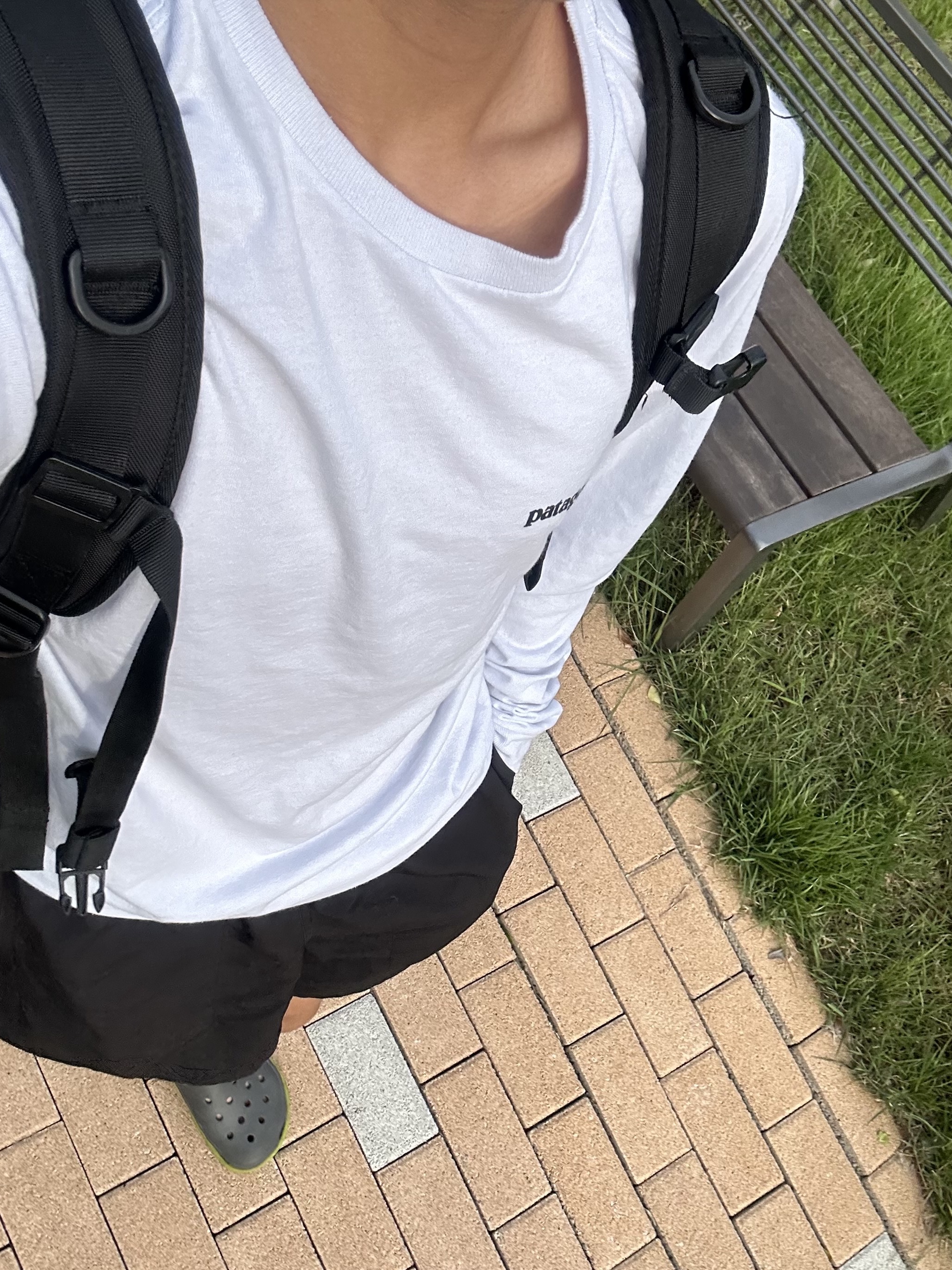 Patagonia P-6 Logo Responsibili-Tee L/S White, Patagonia Baggies Shorts 5 Inch Black 착용 스타일