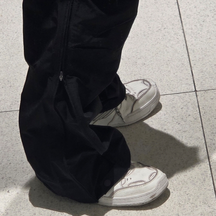 Balenciaga Hamptons Worn Out Sneakers White Dark Blue 착용 스타일 - 2