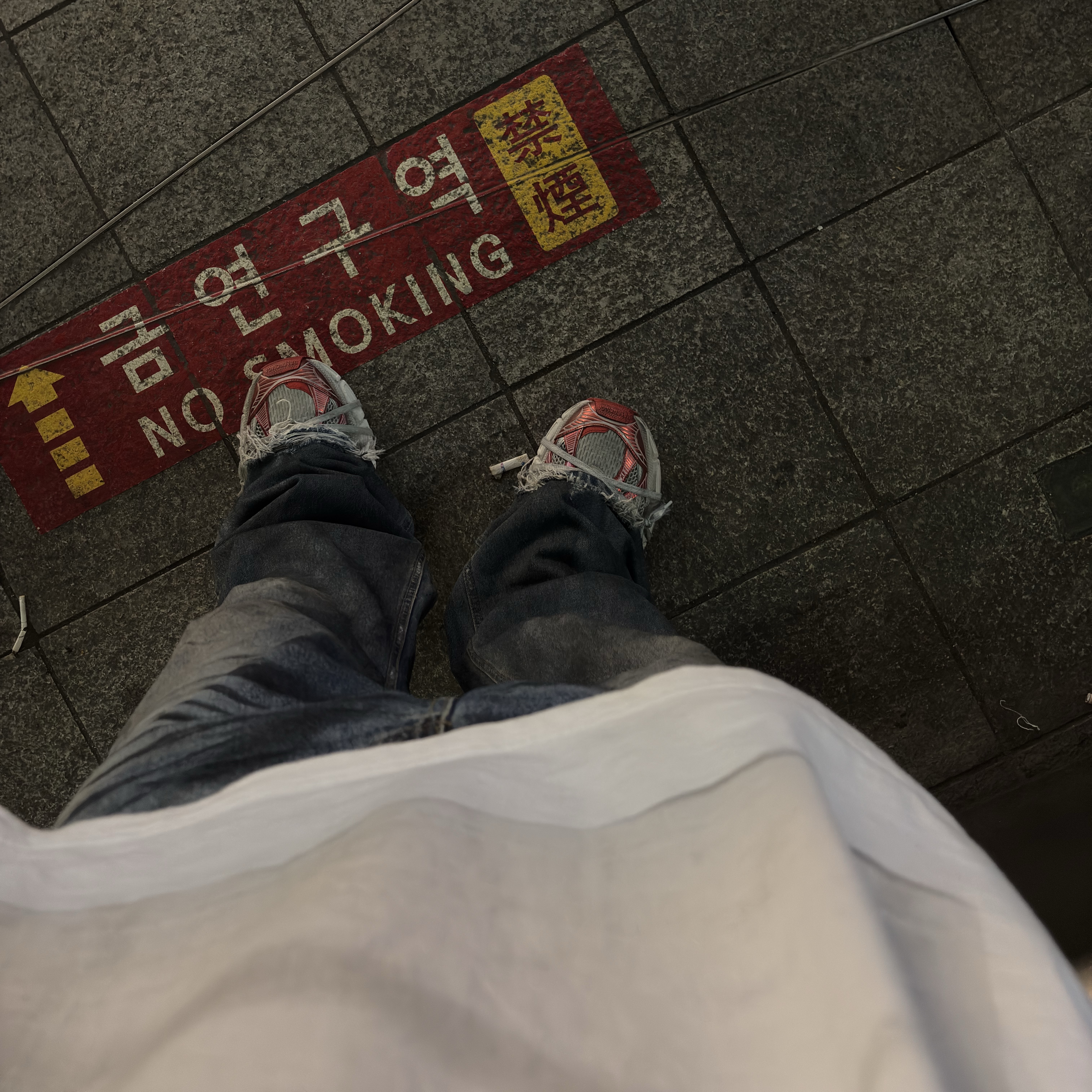 Balenciaga 3XL Sneakers White Red, Supreme x MM6 Maison Margiela Box Logo T-Shirt White - 24SS 착용 스타일