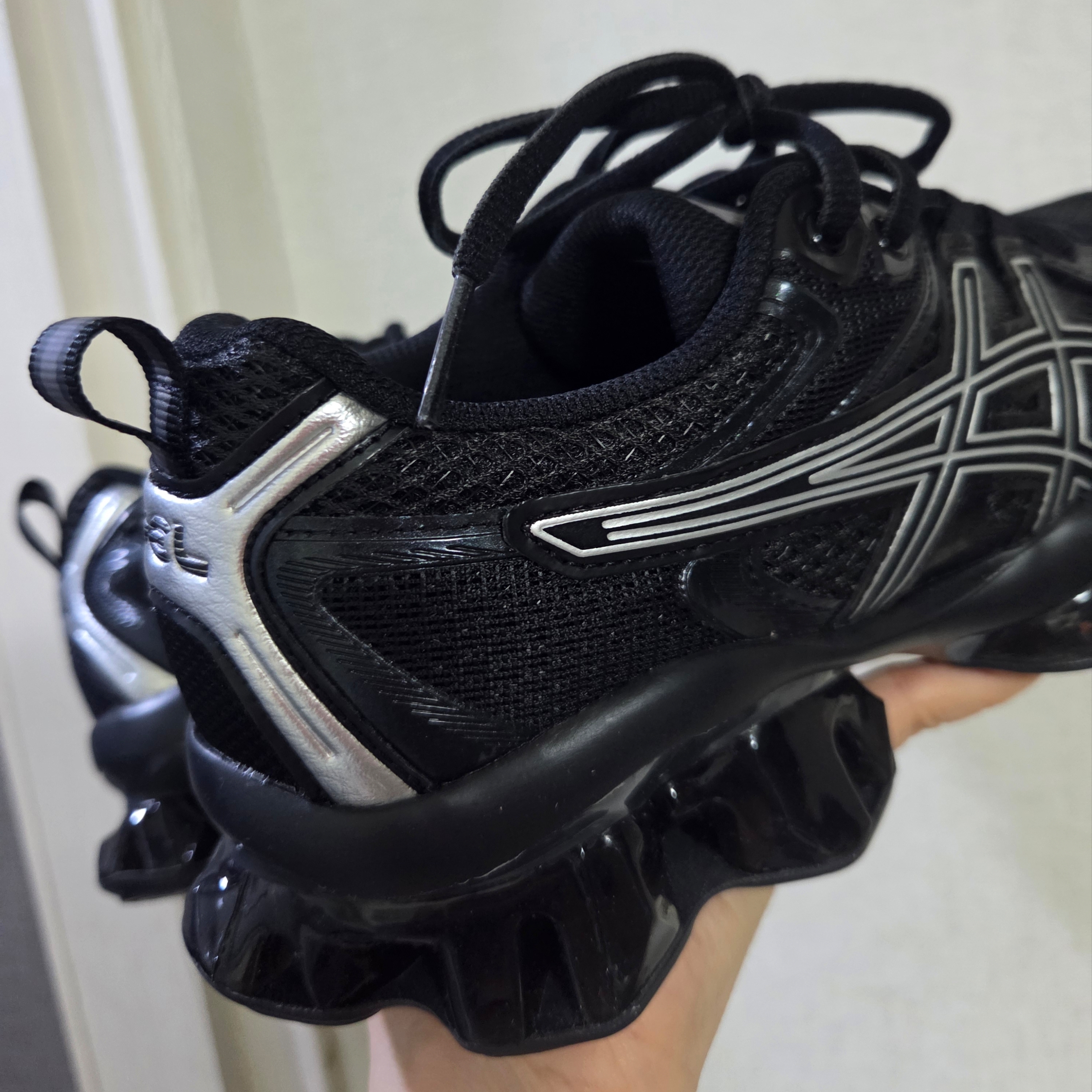 Asics Gel-Quantum Kinetic Graphite Grey Black 착용 스타일 - 3
