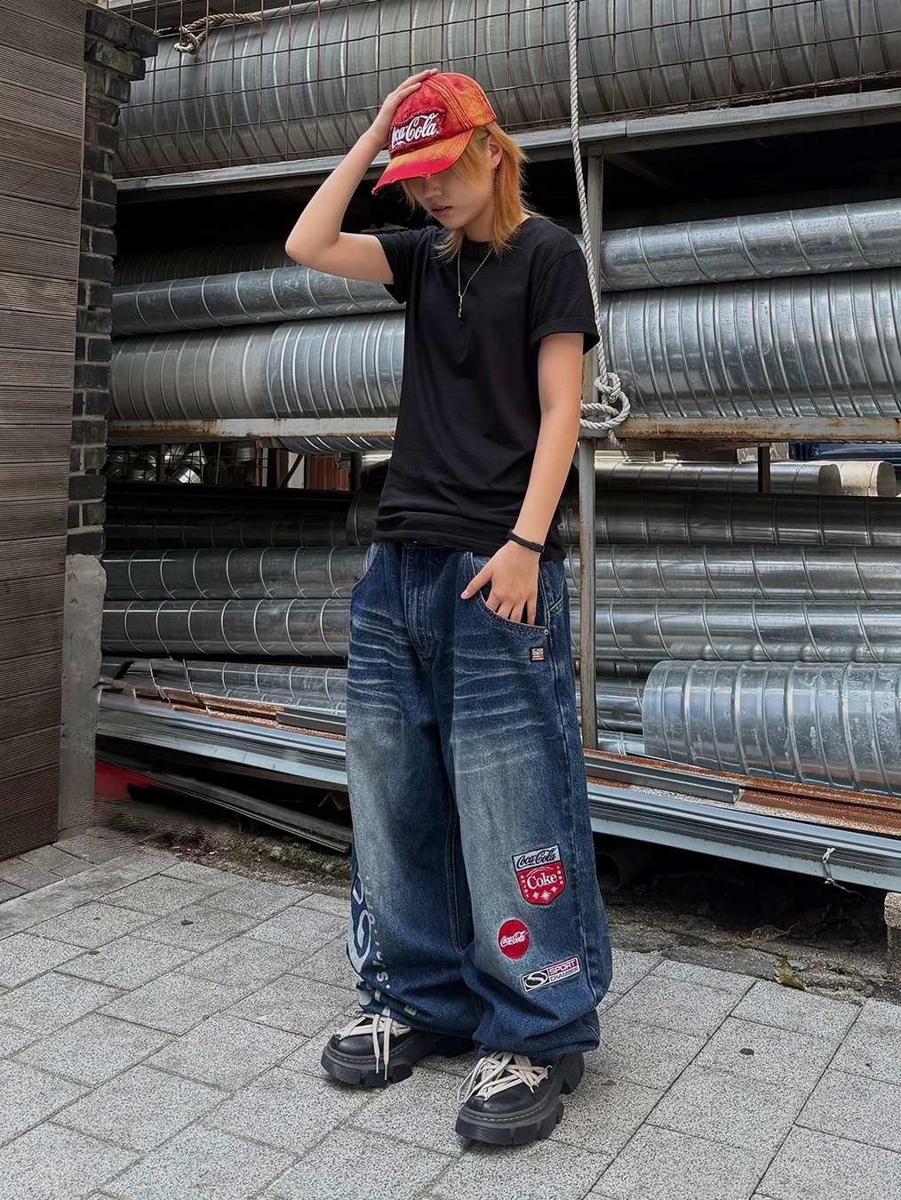 SPORT CHAMBER x Coca-Cola Balloon Denim Pants Blue, Dr. Martens x Rick Owens 1460 DMXL Megalace Black 착용 스타일 - 3