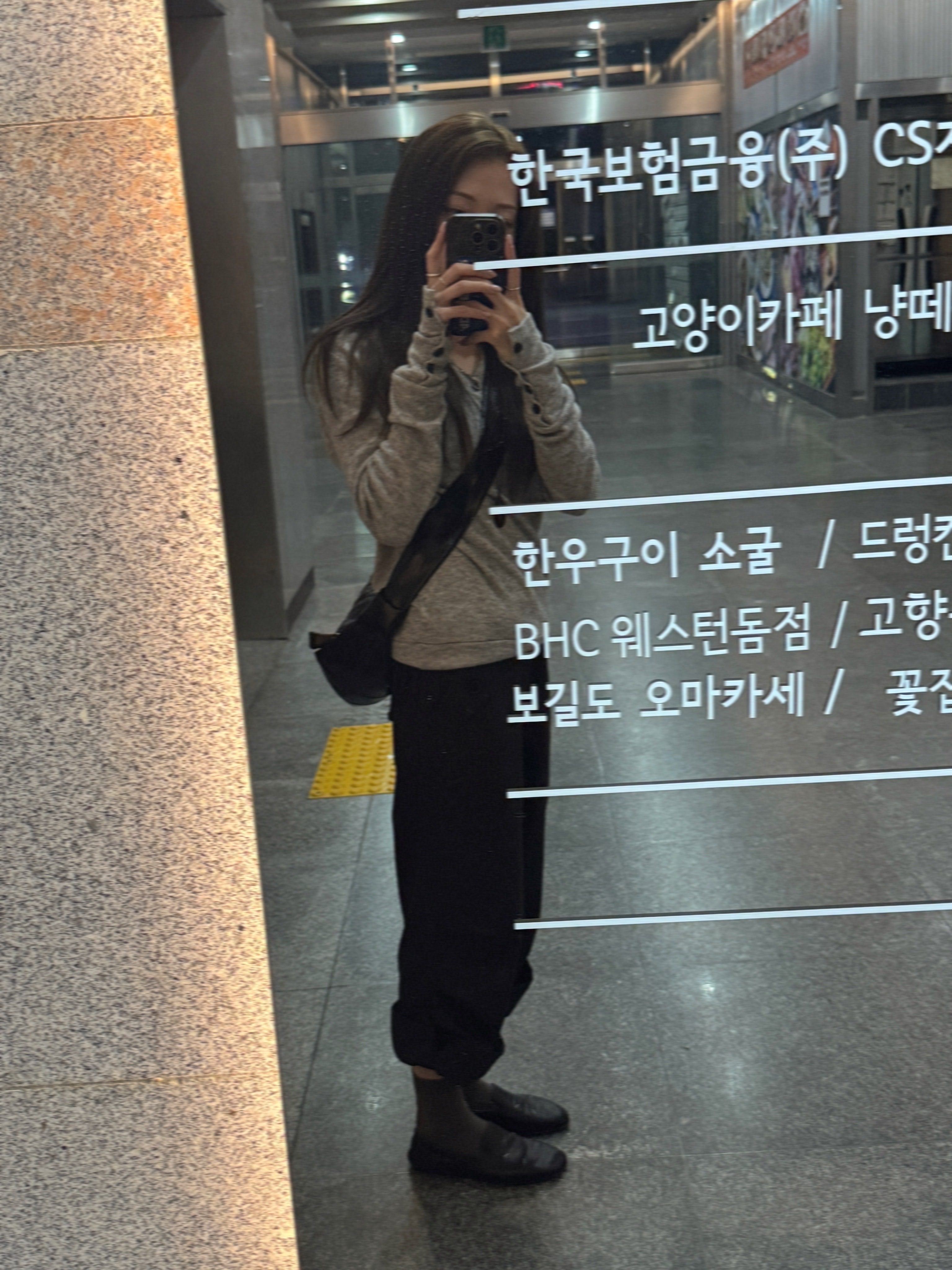 Lemaire Small Croissant Bag Coated Cotton Black, (W) Maison Margiela Kiki Slip-On Shoes Black 착용 스타일